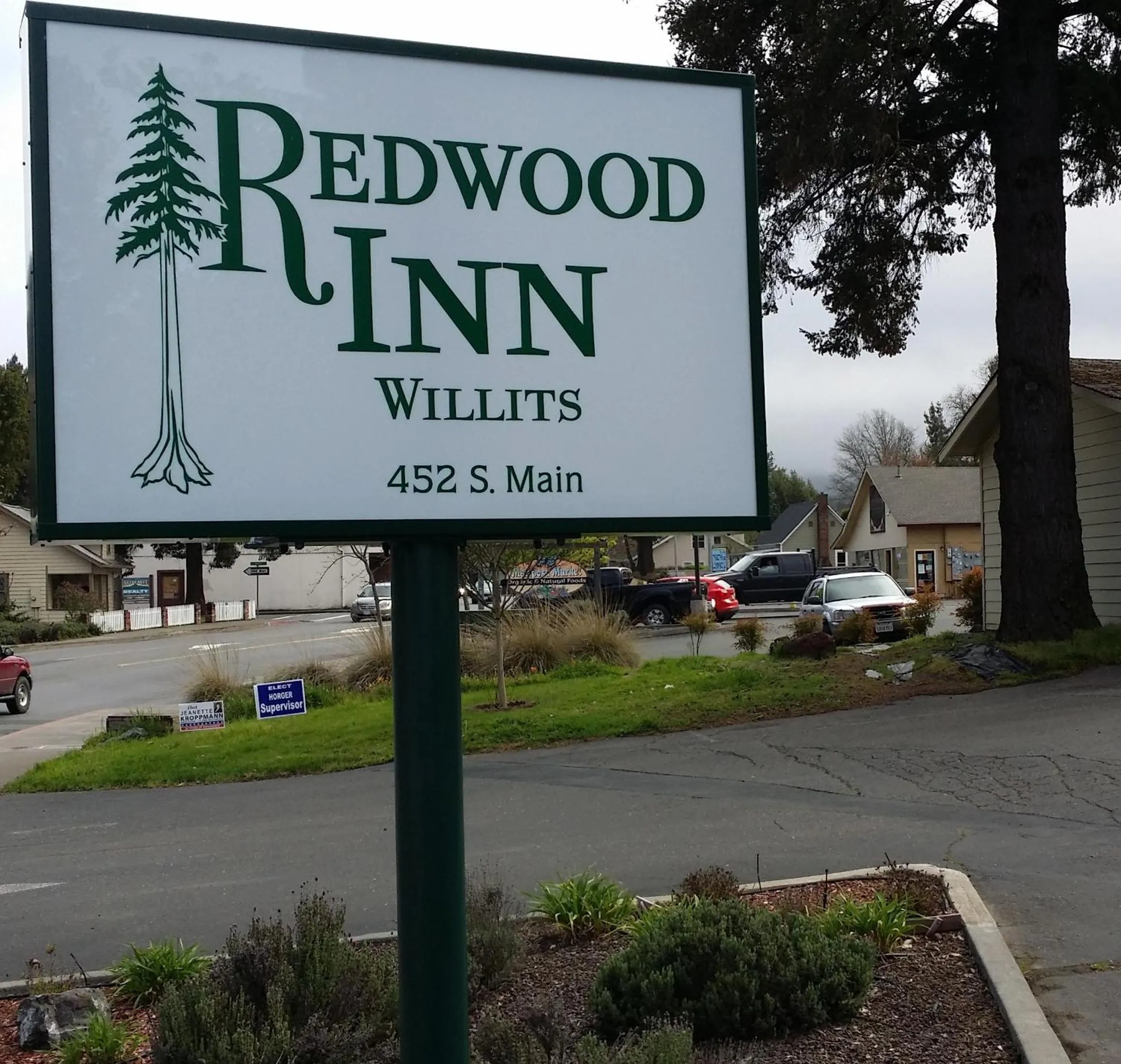 Property building in Redwood Inn Willits