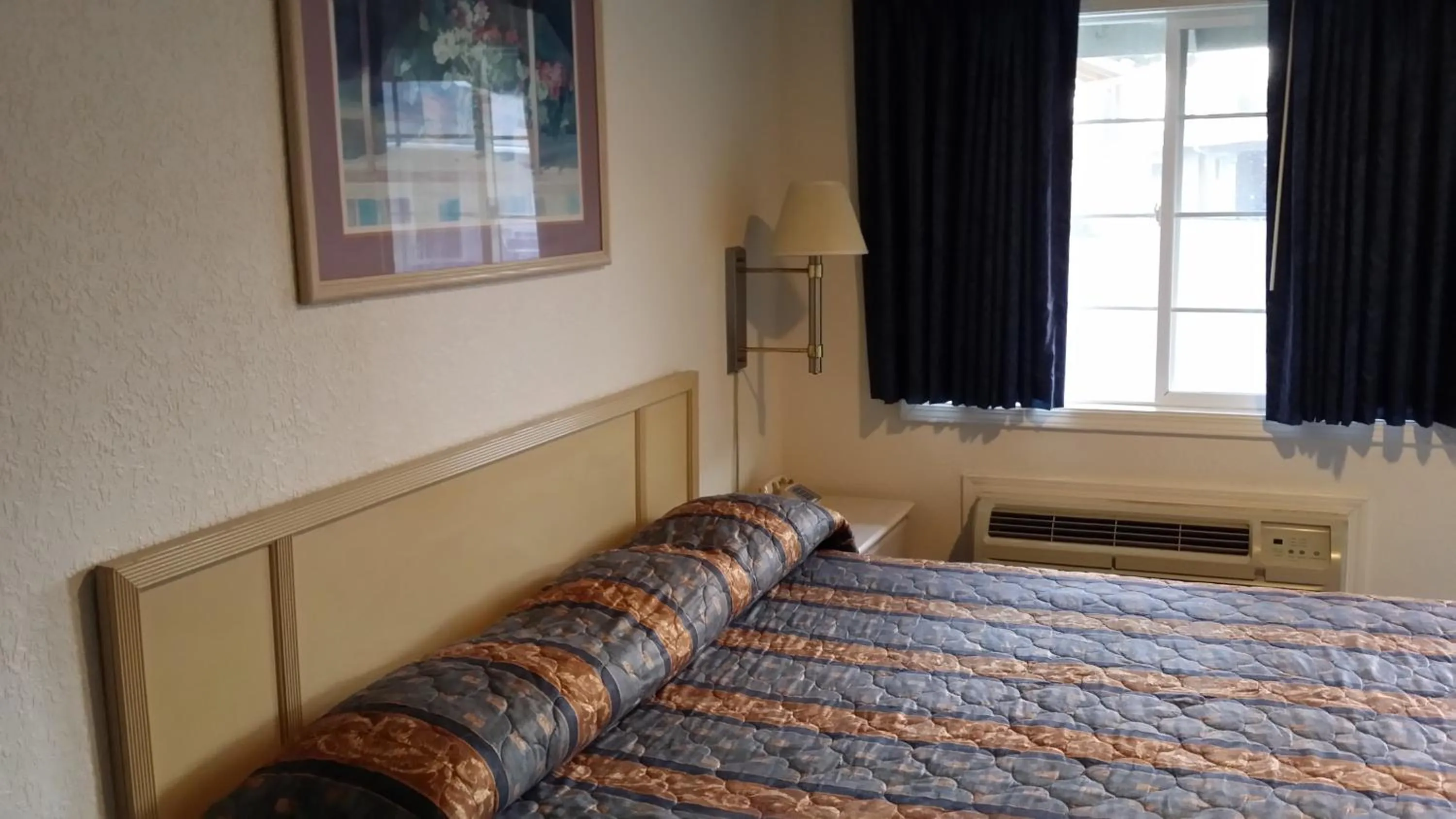 Bed in Redwood Inn Willits