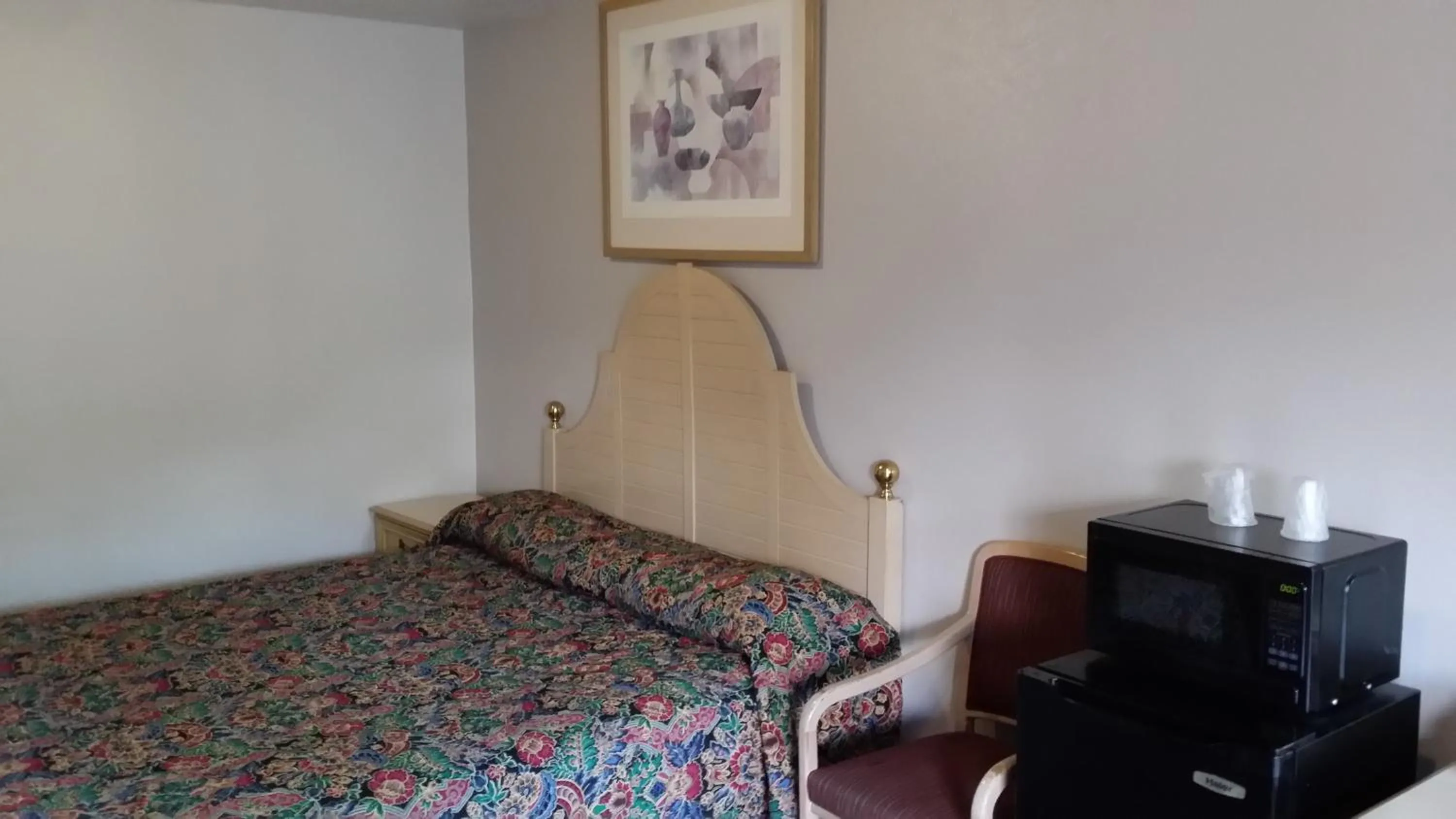 Bed in Redwood Inn Willits