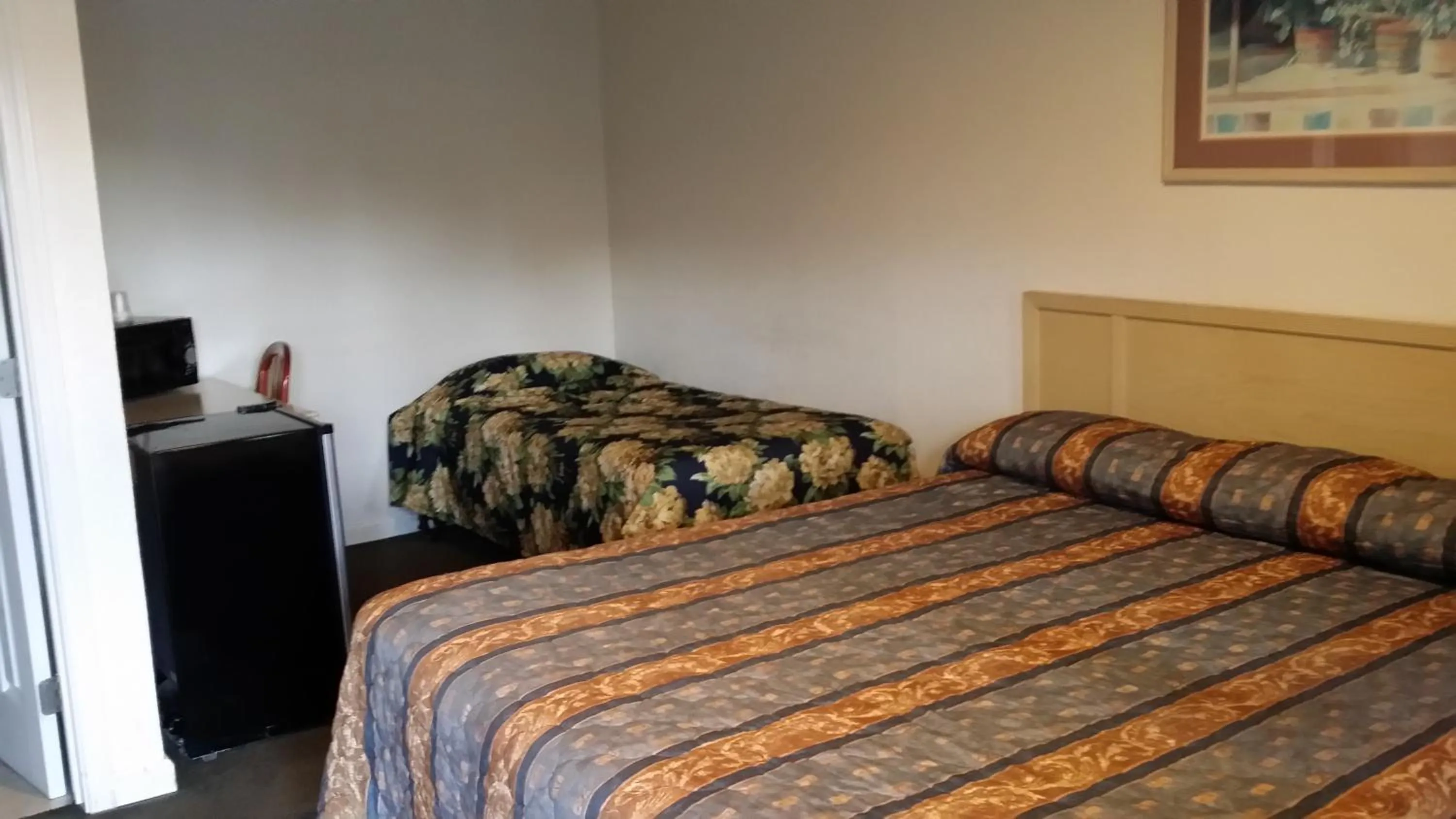 Bed in Redwood Inn Willits