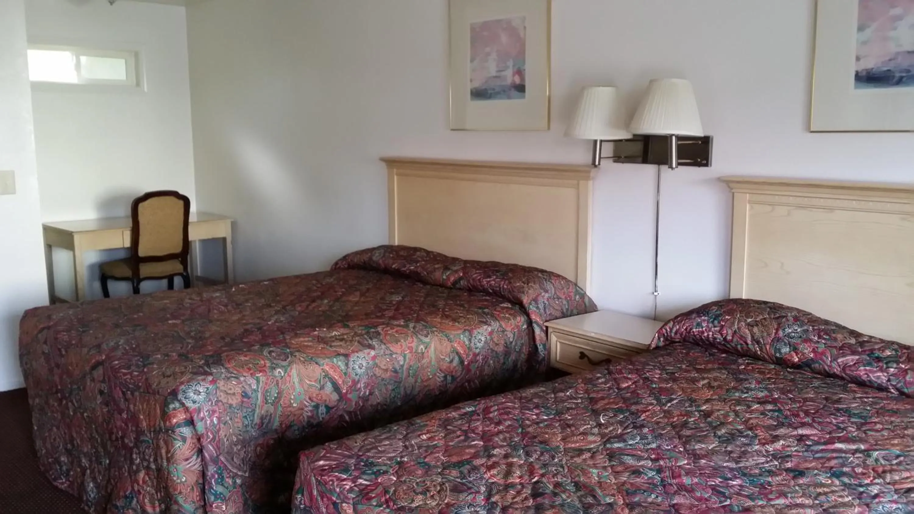 Bed in Redwood Inn Willits