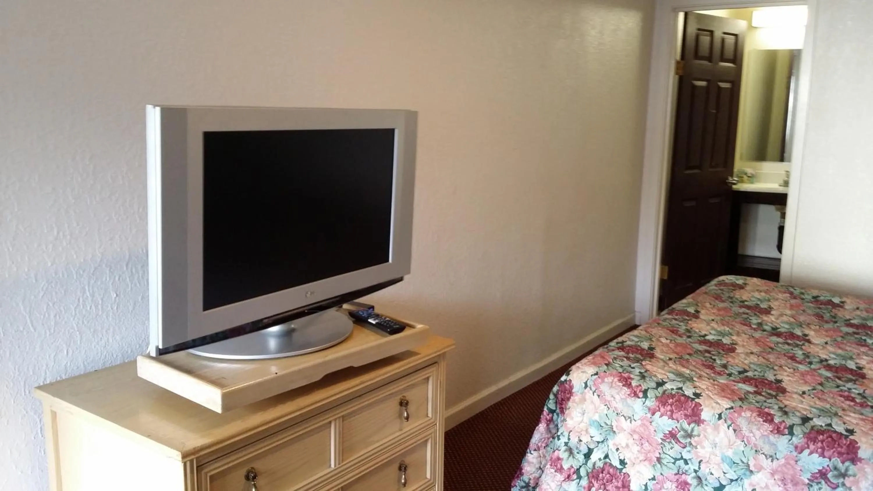 Bed in Redwood Inn Willits