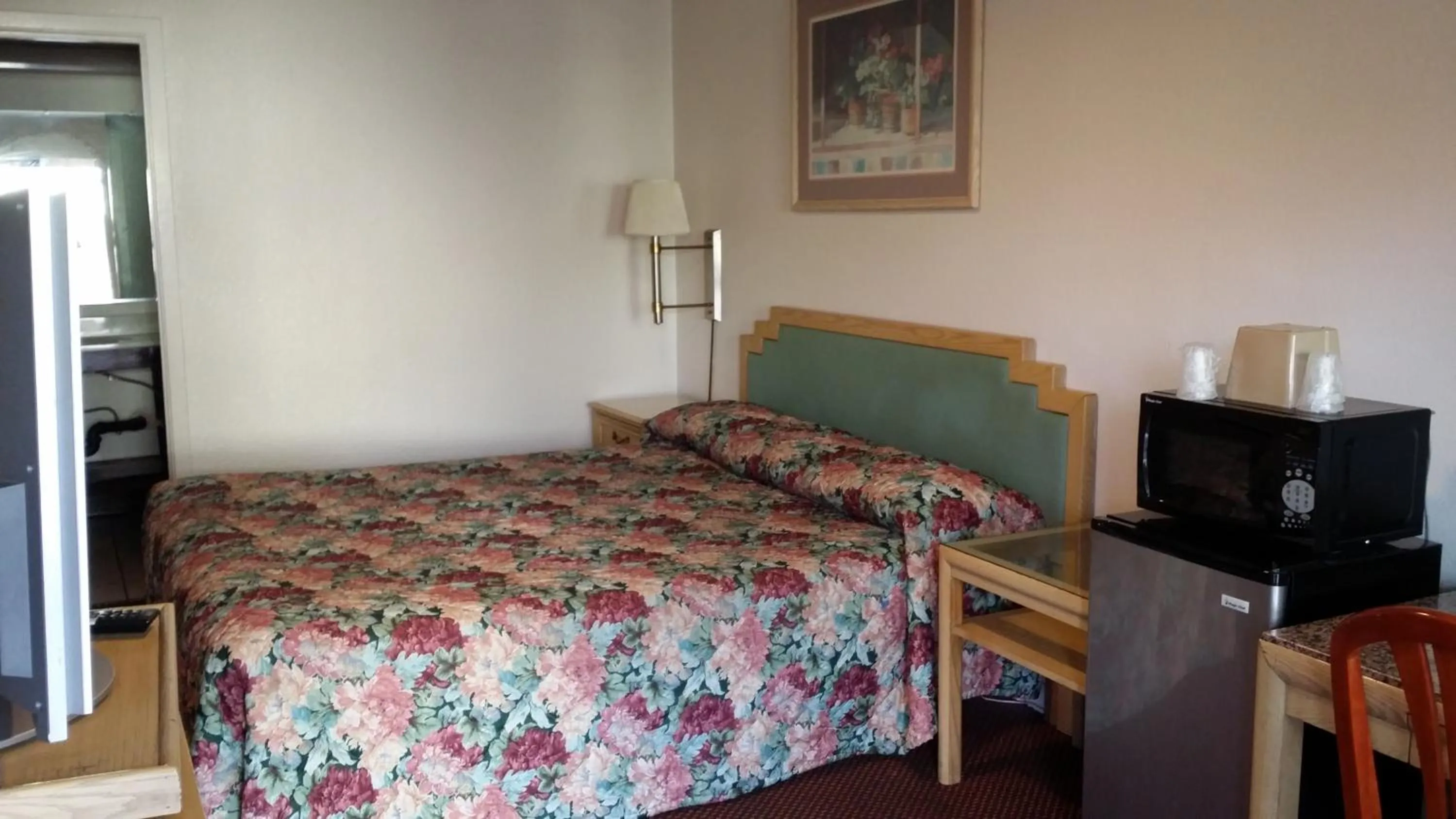 Bed in Redwood Inn Willits