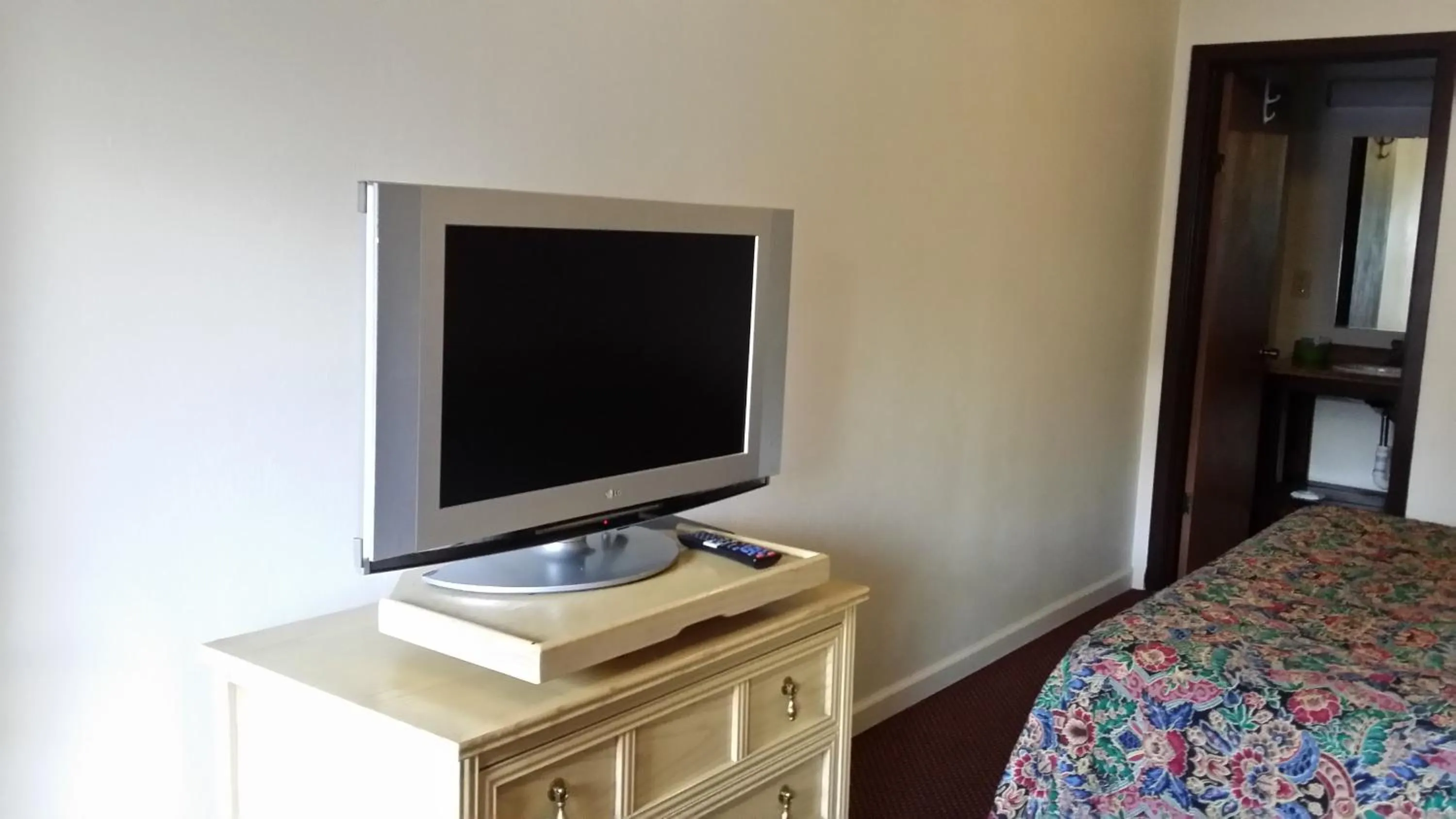 Bed in Redwood Inn Willits