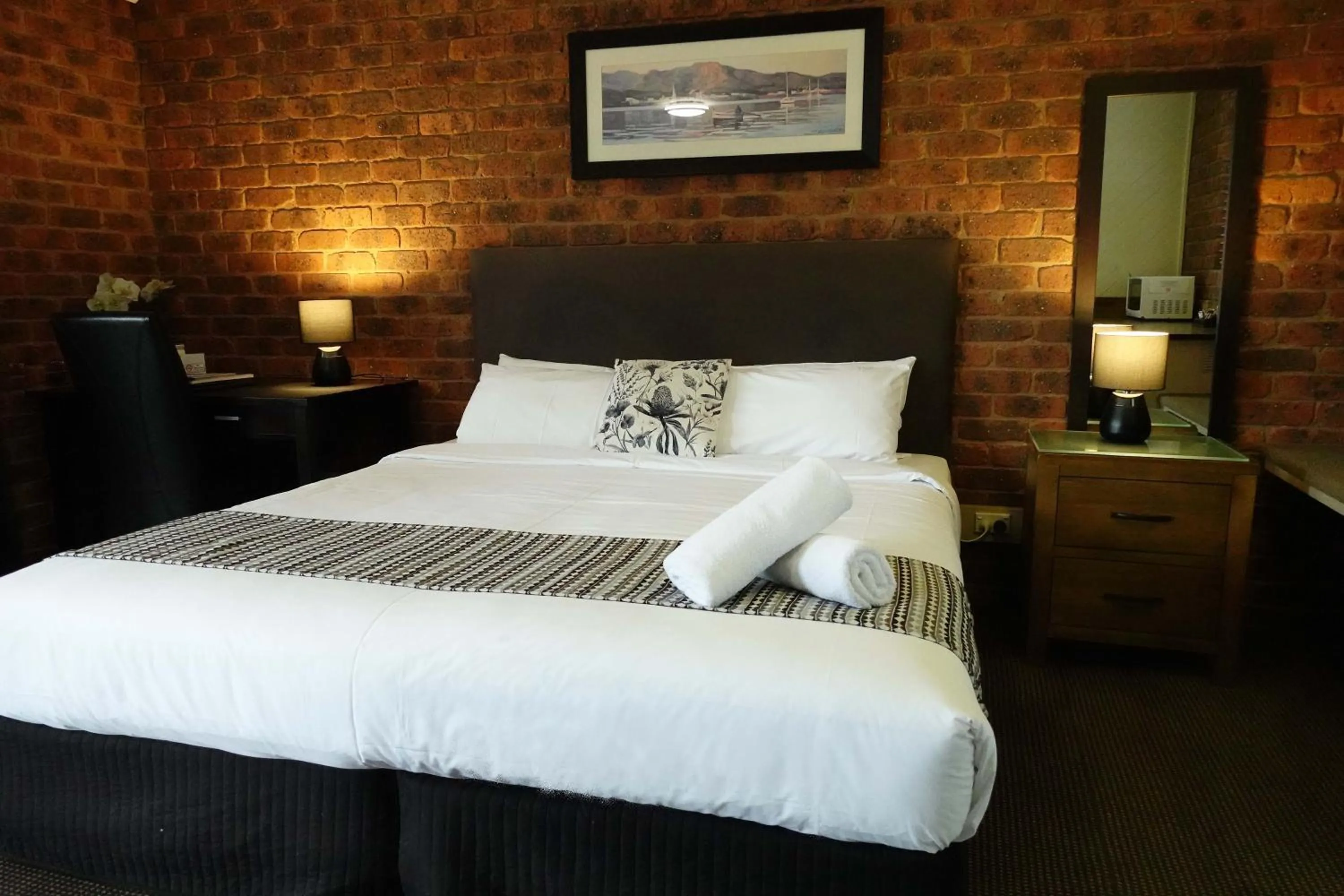 Bed in Admiral Motor Inn