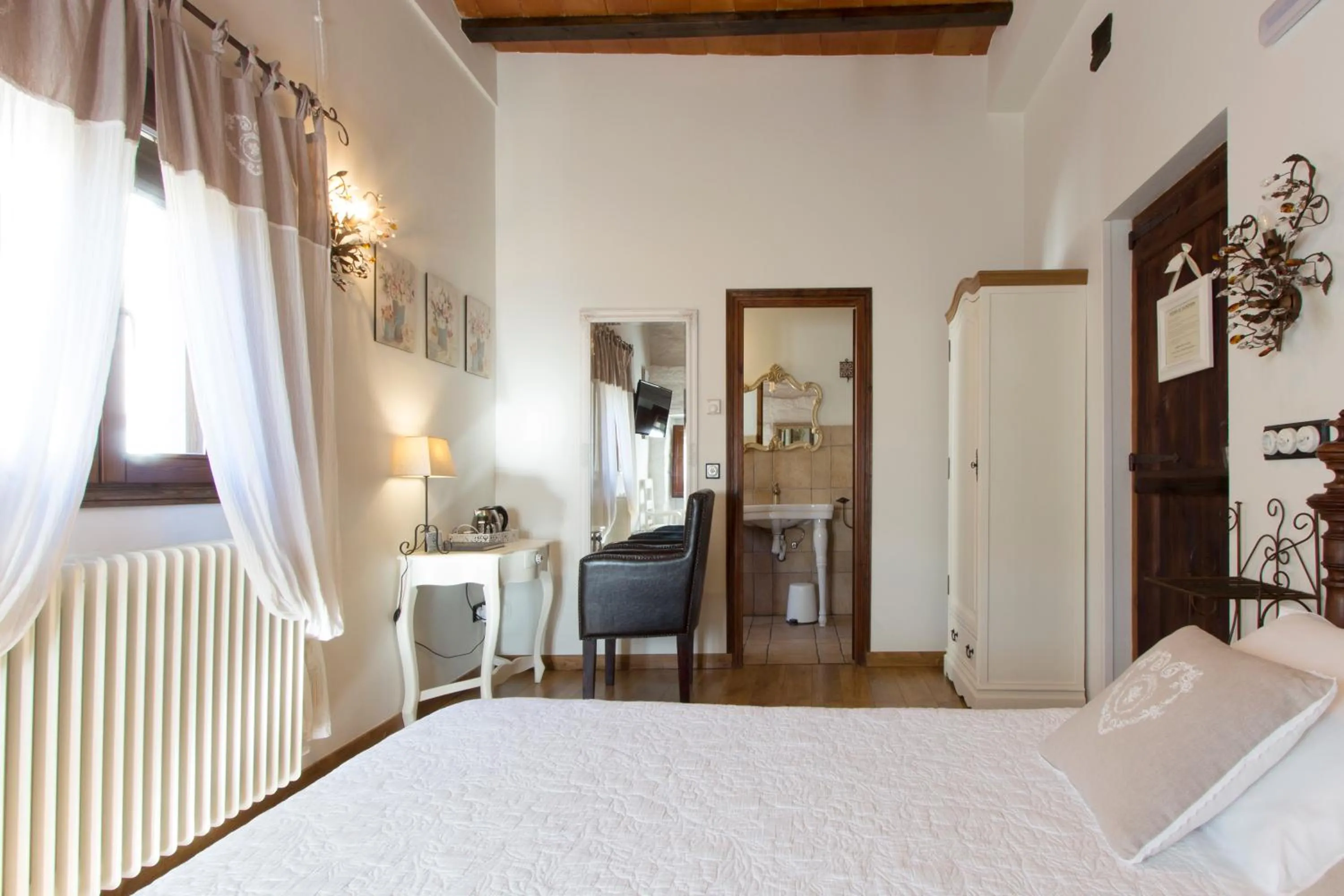 Decorative detail, Bed in Hotel Boutique Posada de Sajazarra