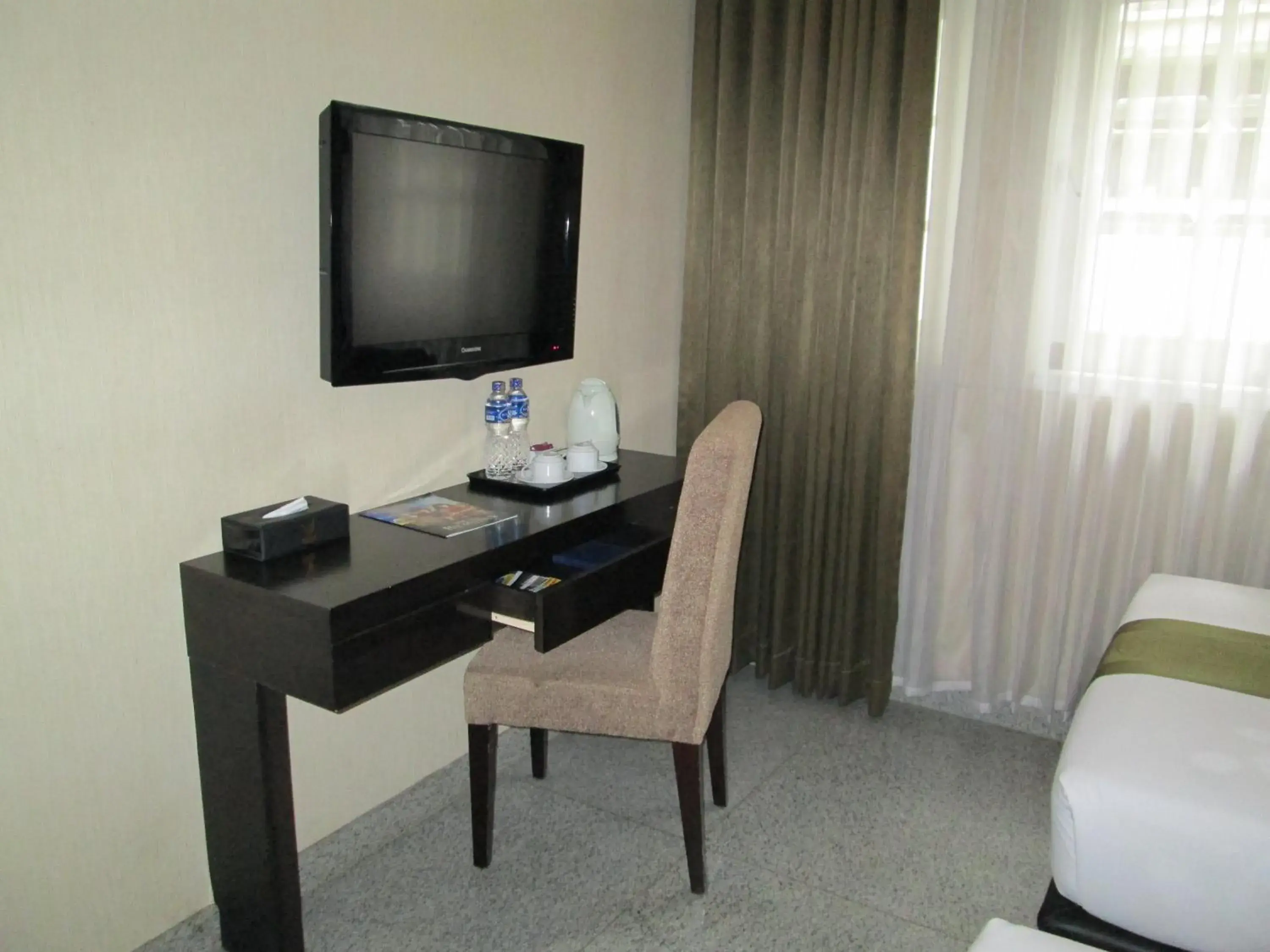 Bedroom, TV/Entertainment Center in Vio Cimanuk Bandung - Managed By Dafam Hotels