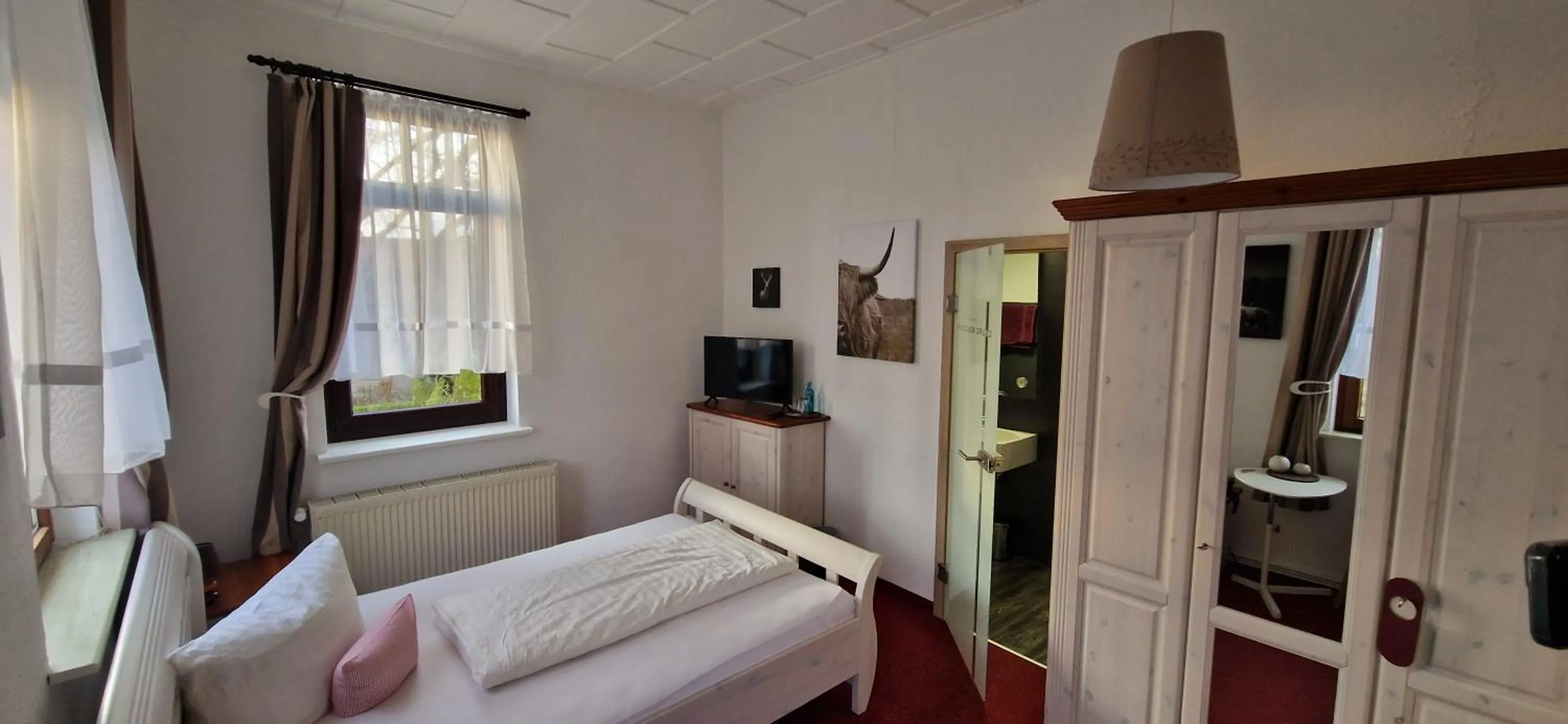 Photo of the whole room, Bed in Rhodaer Grund