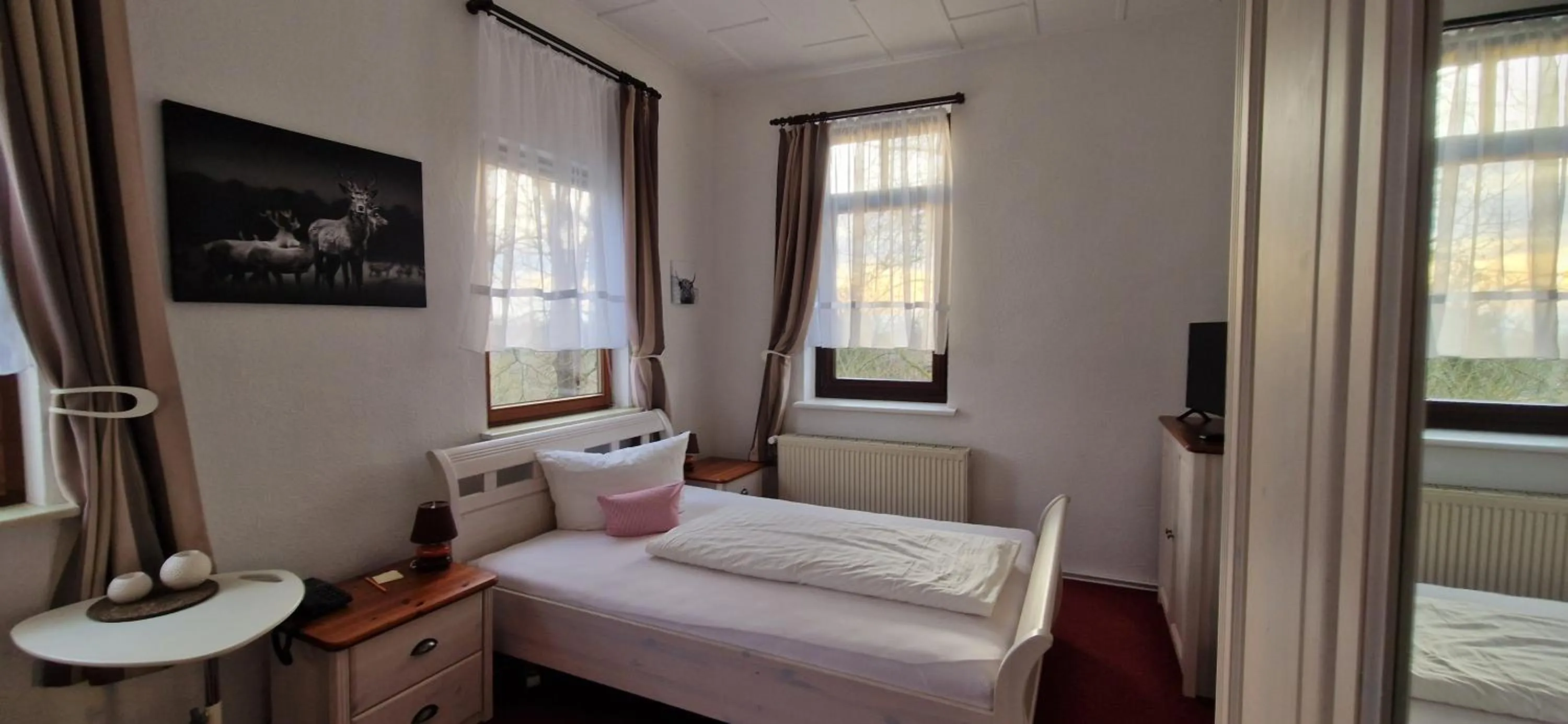 Photo of the whole room, Bed in Rhodaer Grund