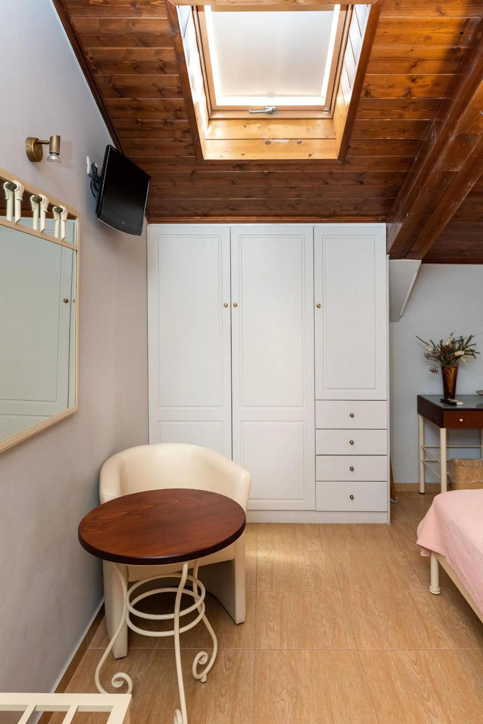 TV and multimedia in Sourediko