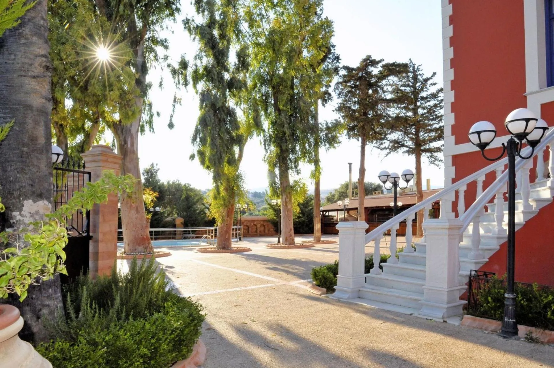 Facade/entrance in Sourediko