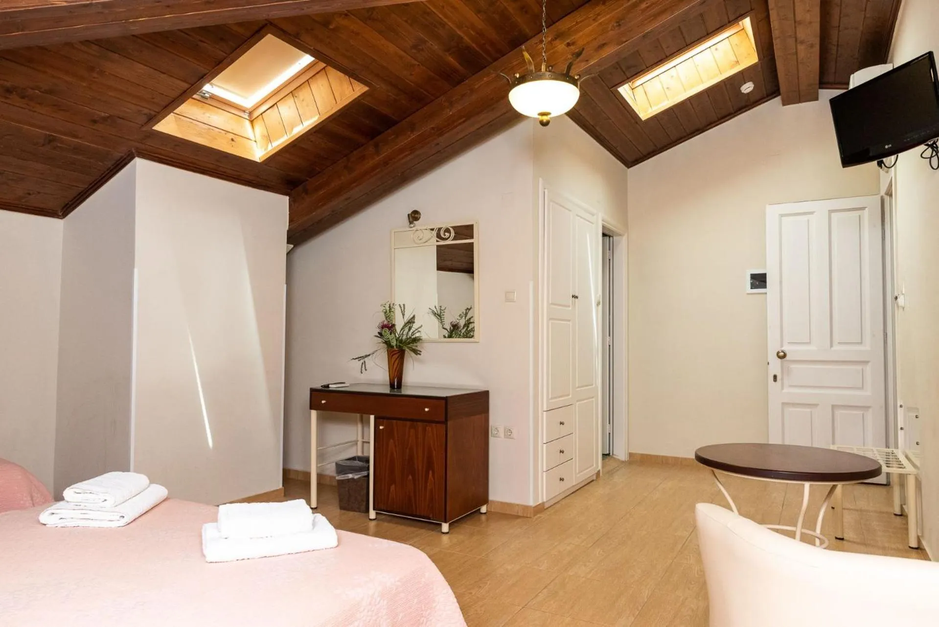 TV and multimedia, Bed in Sourediko