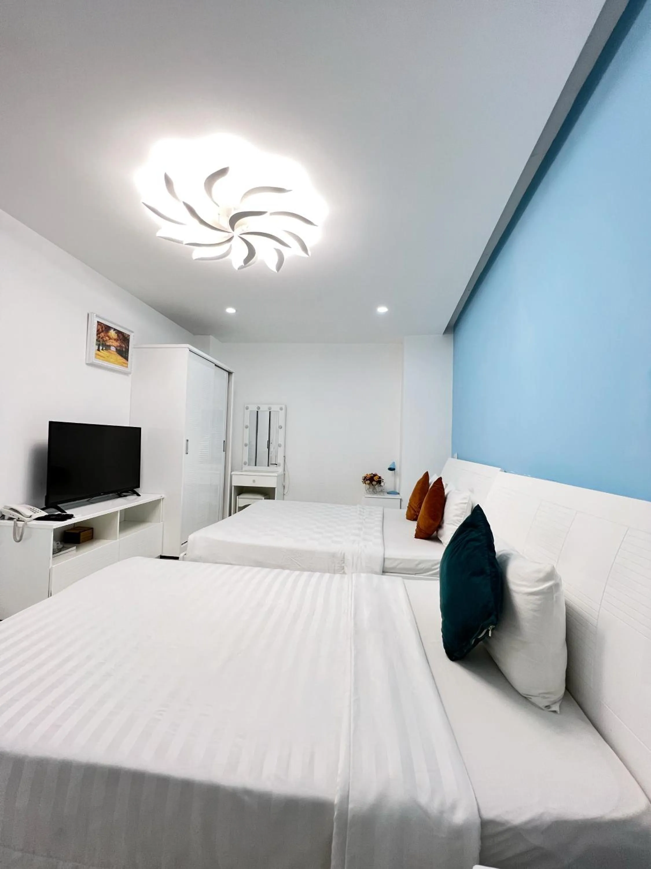 Communal lounge/ TV room, Bed in Valentine Luxury hotel - 31 Bui Vien Street