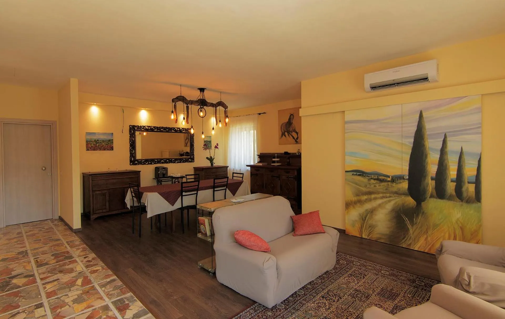 Communal lounge/ TV room in San Paterno B&B