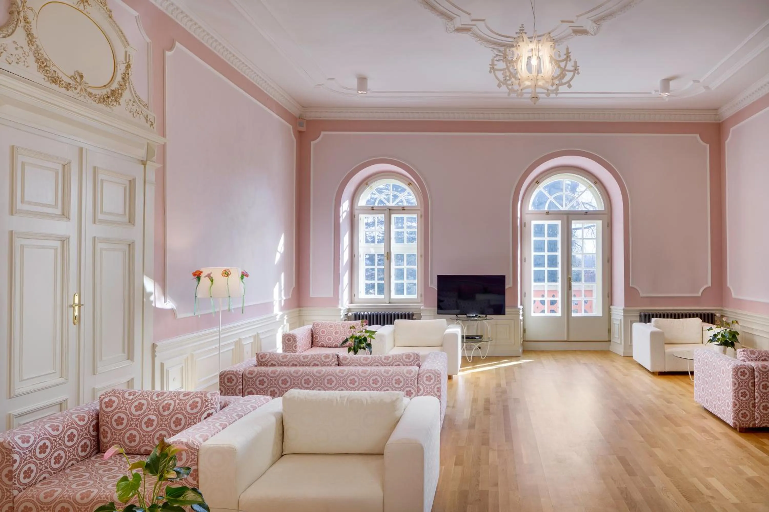 Communal lounge/ TV room in Chateau Herálec Boutique Hotel & Spa by L'Occitane