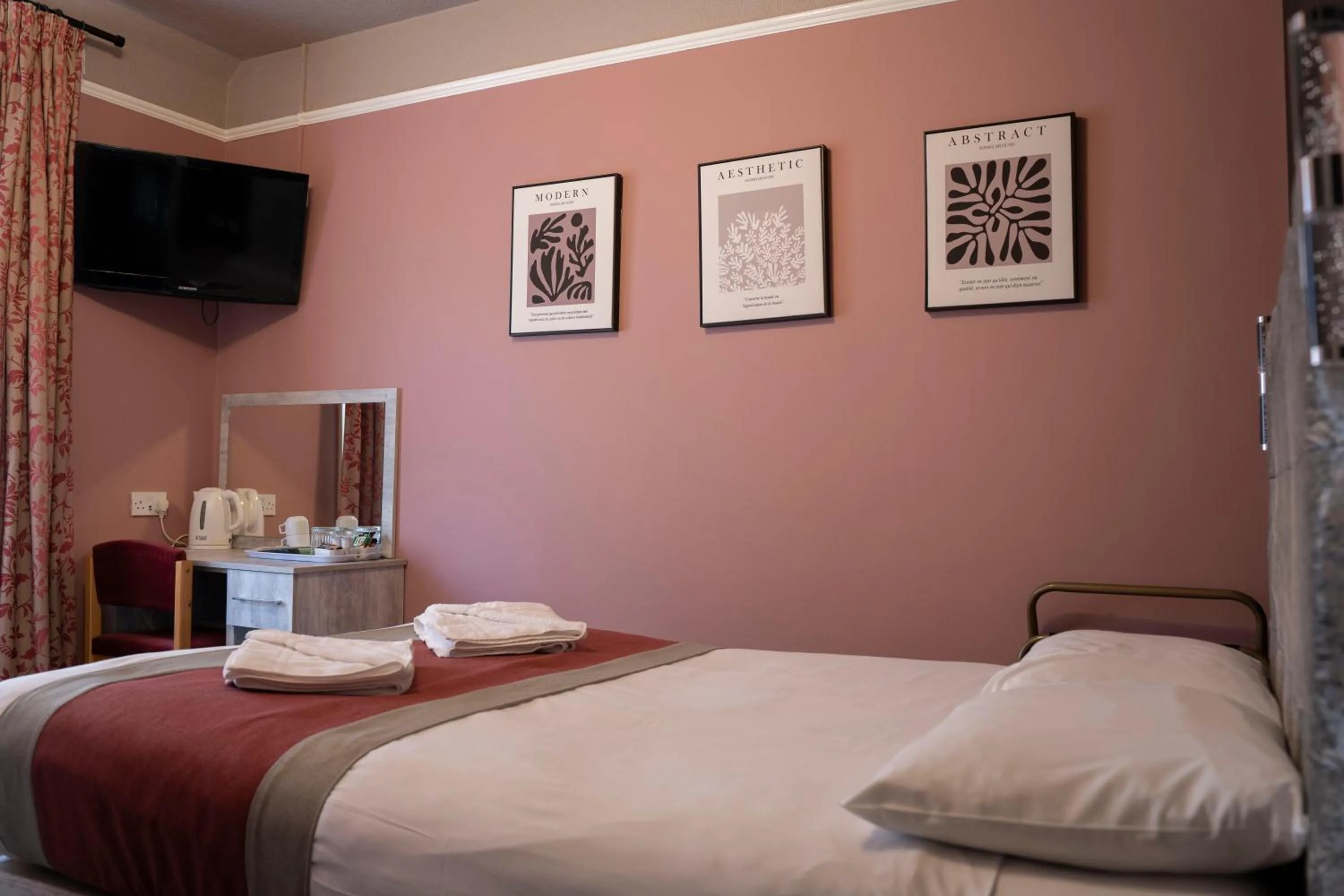 Bed in Gatwick Turret Guest House