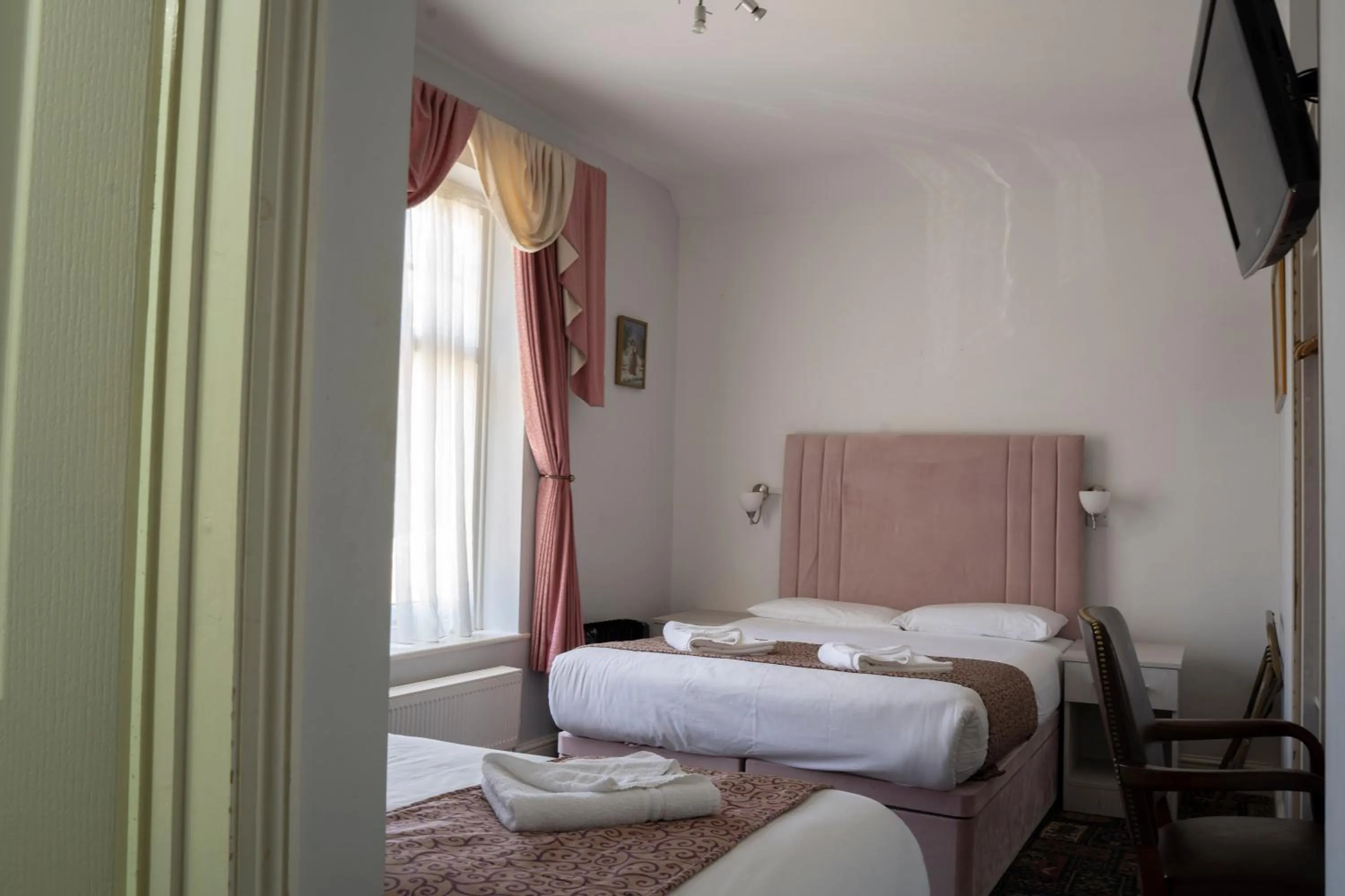 Bed in Gatwick Turret Guest House