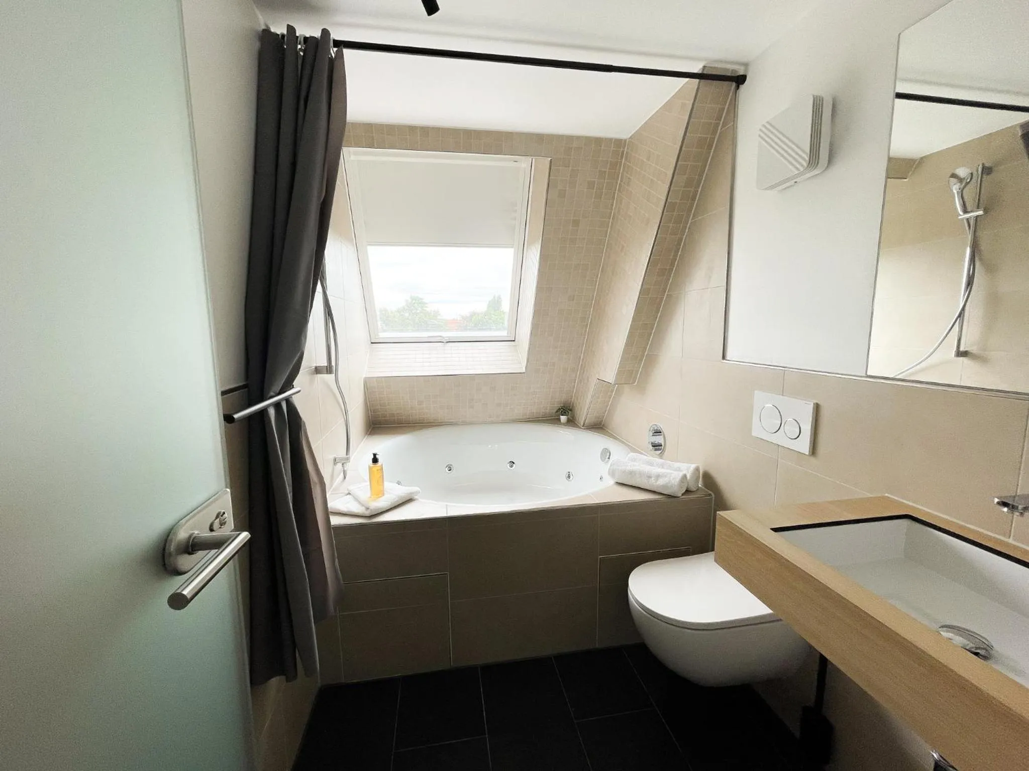 Bathroom, Bed in HOLI City Apart Hotel Berlin