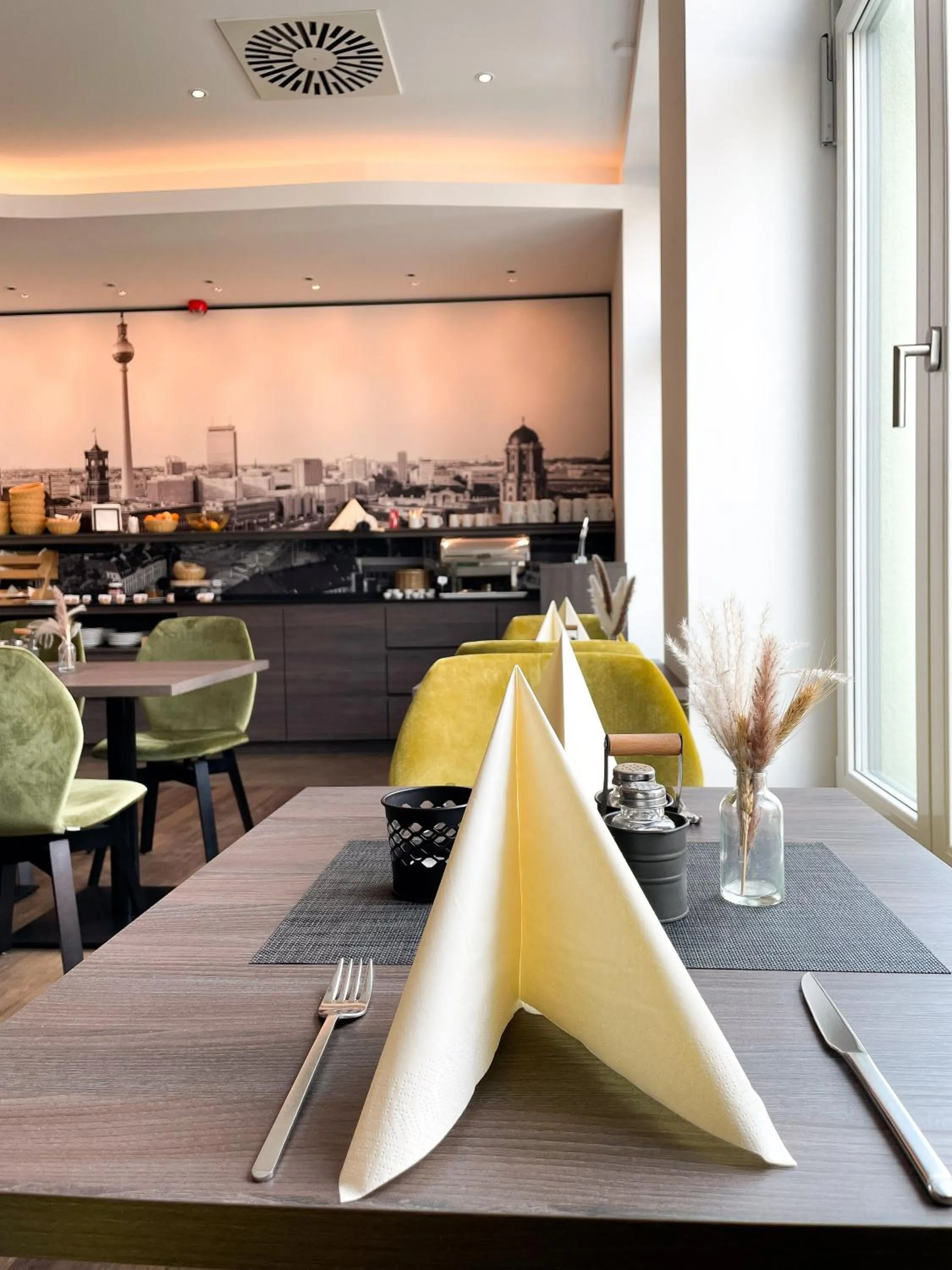 Restaurant/places to eat in HOLI City Apart Hotel Berlin