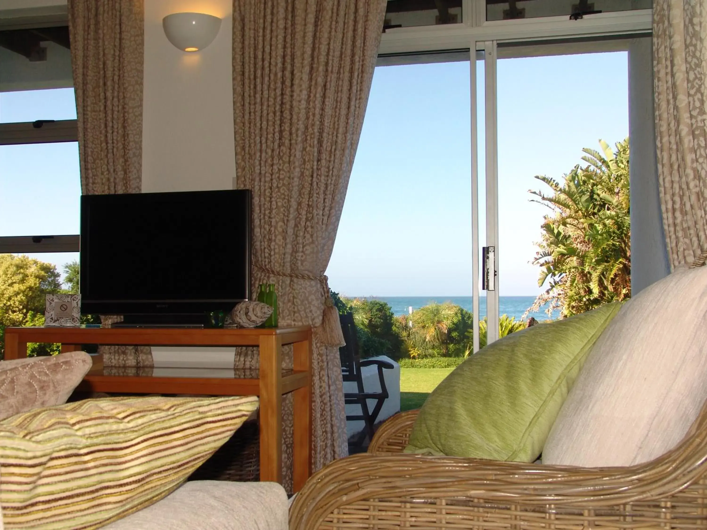 Living room in Diaz 15 House on the Bay Living room in Diaz 15 House on the Bay