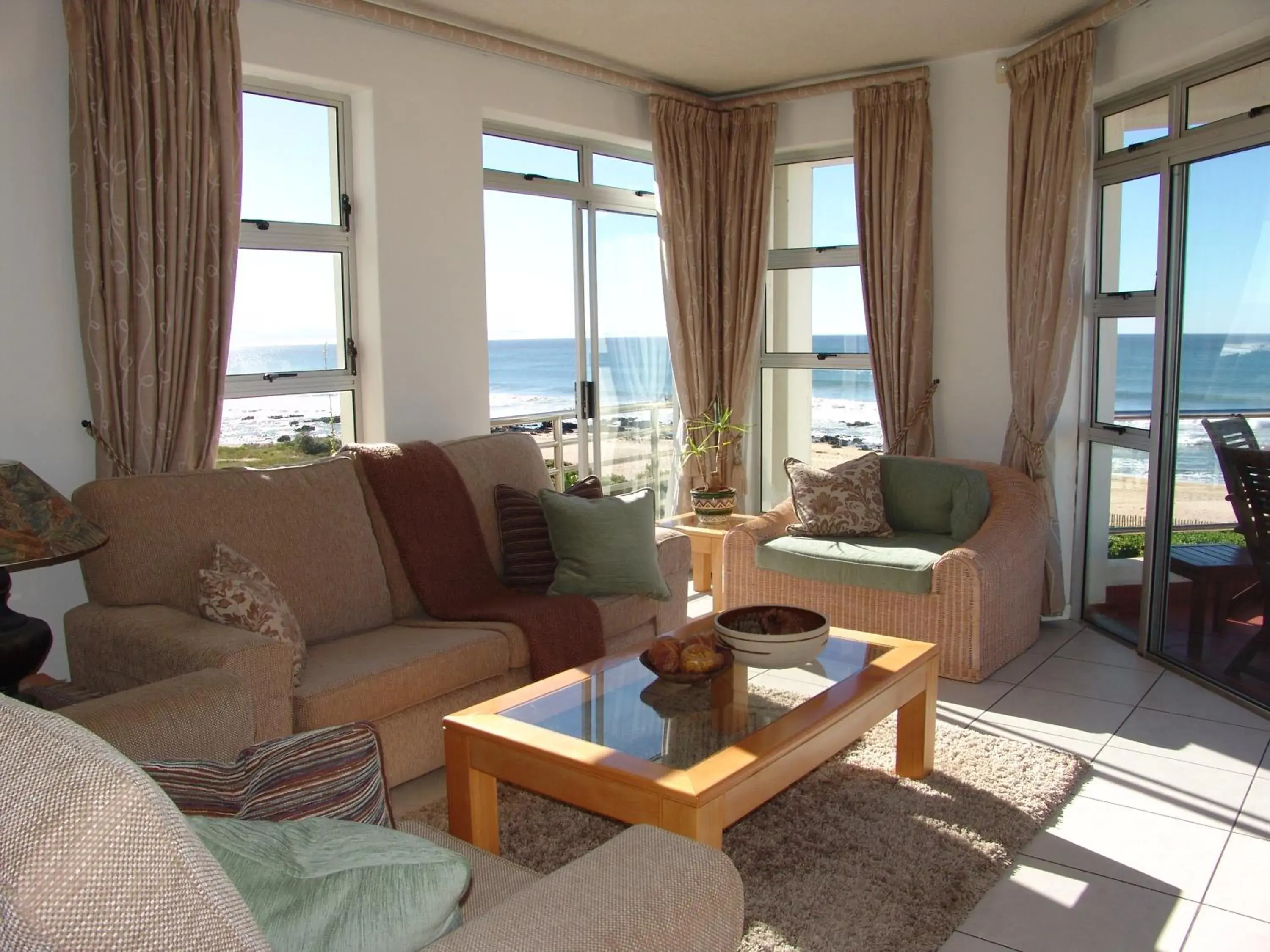 Living room in Diaz 15 House on the Bay Living room in Diaz 15 House on the Bay