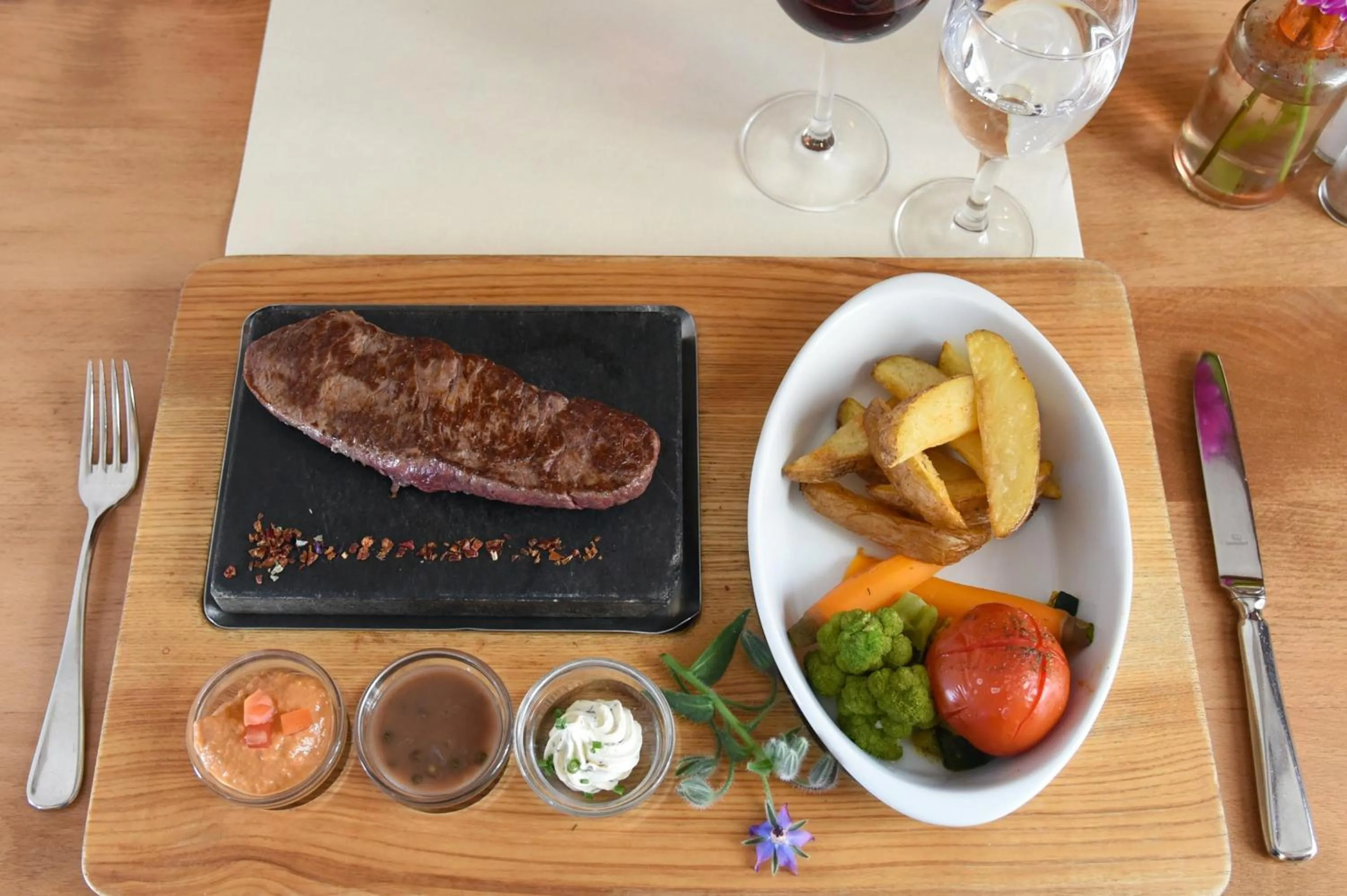 Food and drinks in Hôtel de l'Aigle