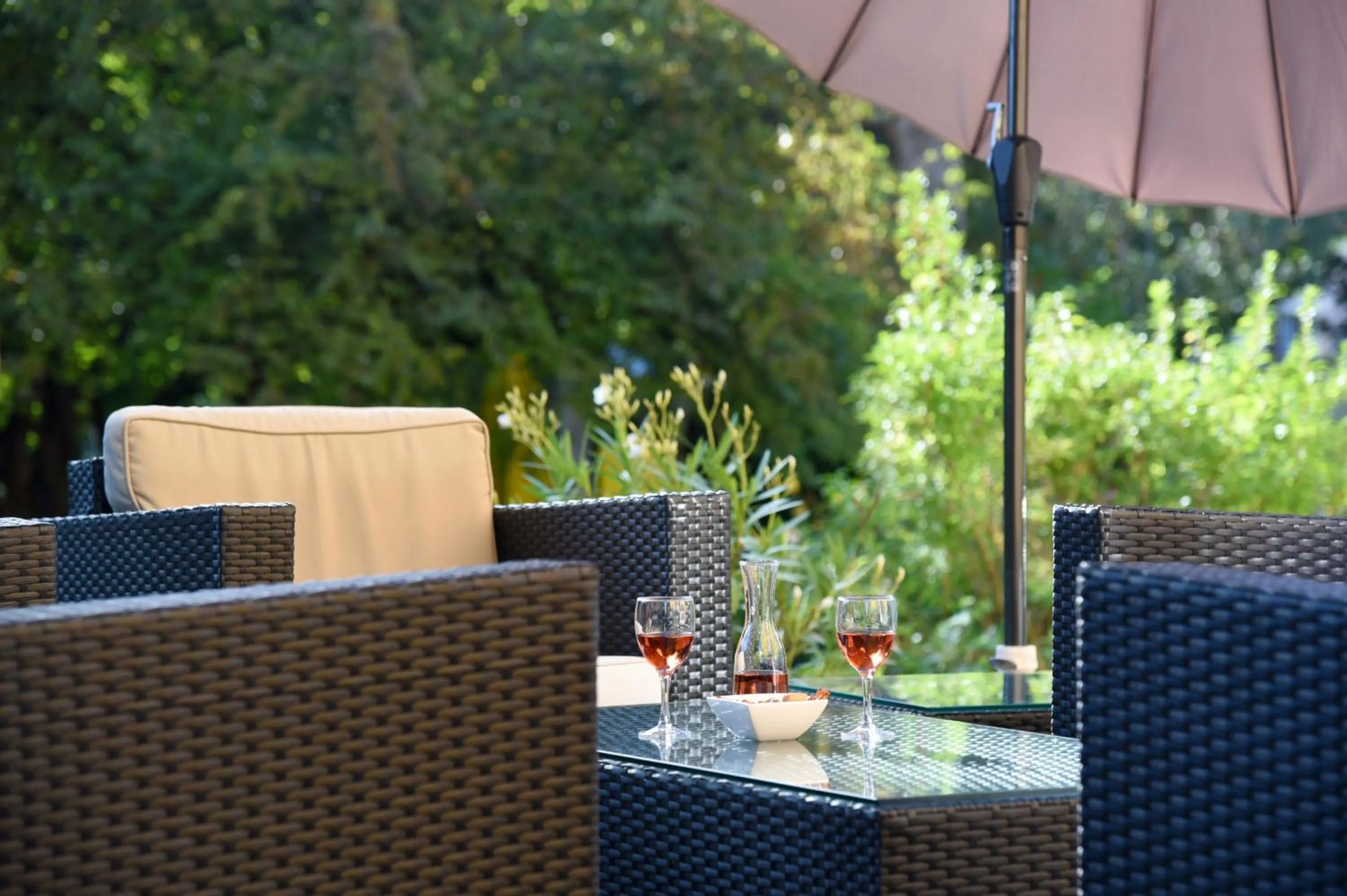 Patio in Hôtel de l'Aigle