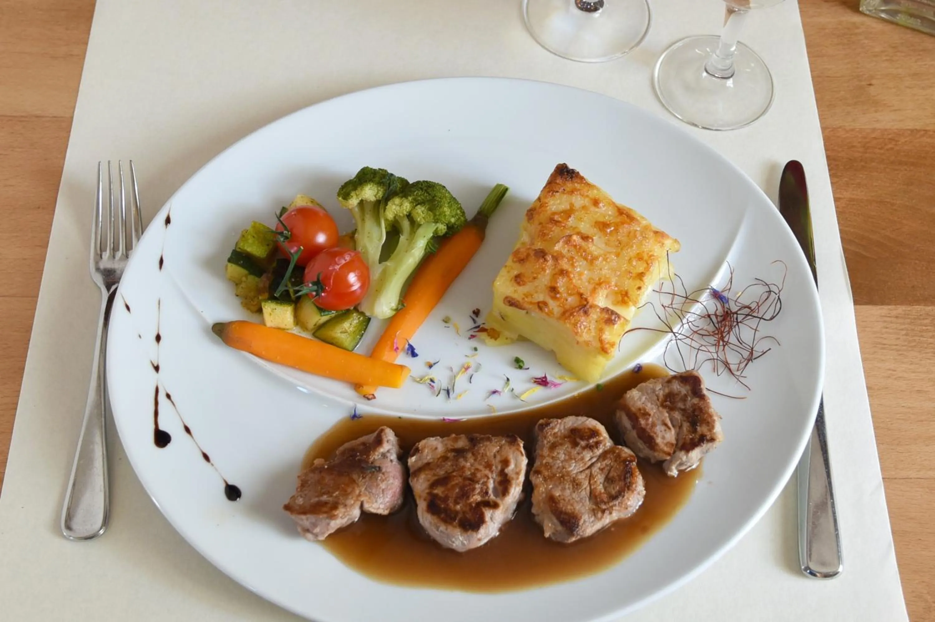 Food and drinks in Hôtel de l'Aigle