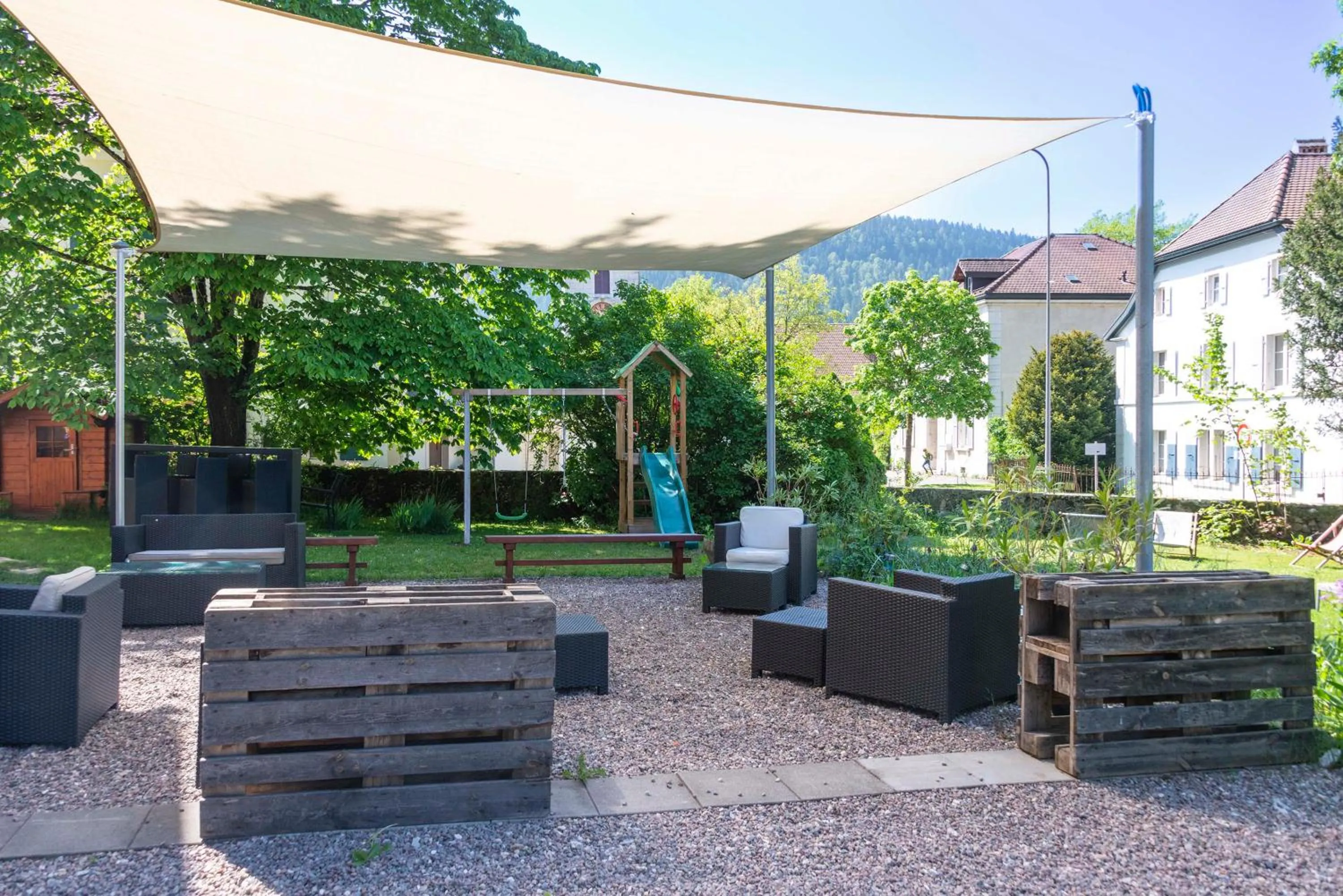 Patio in Hôtel de l'Aigle
