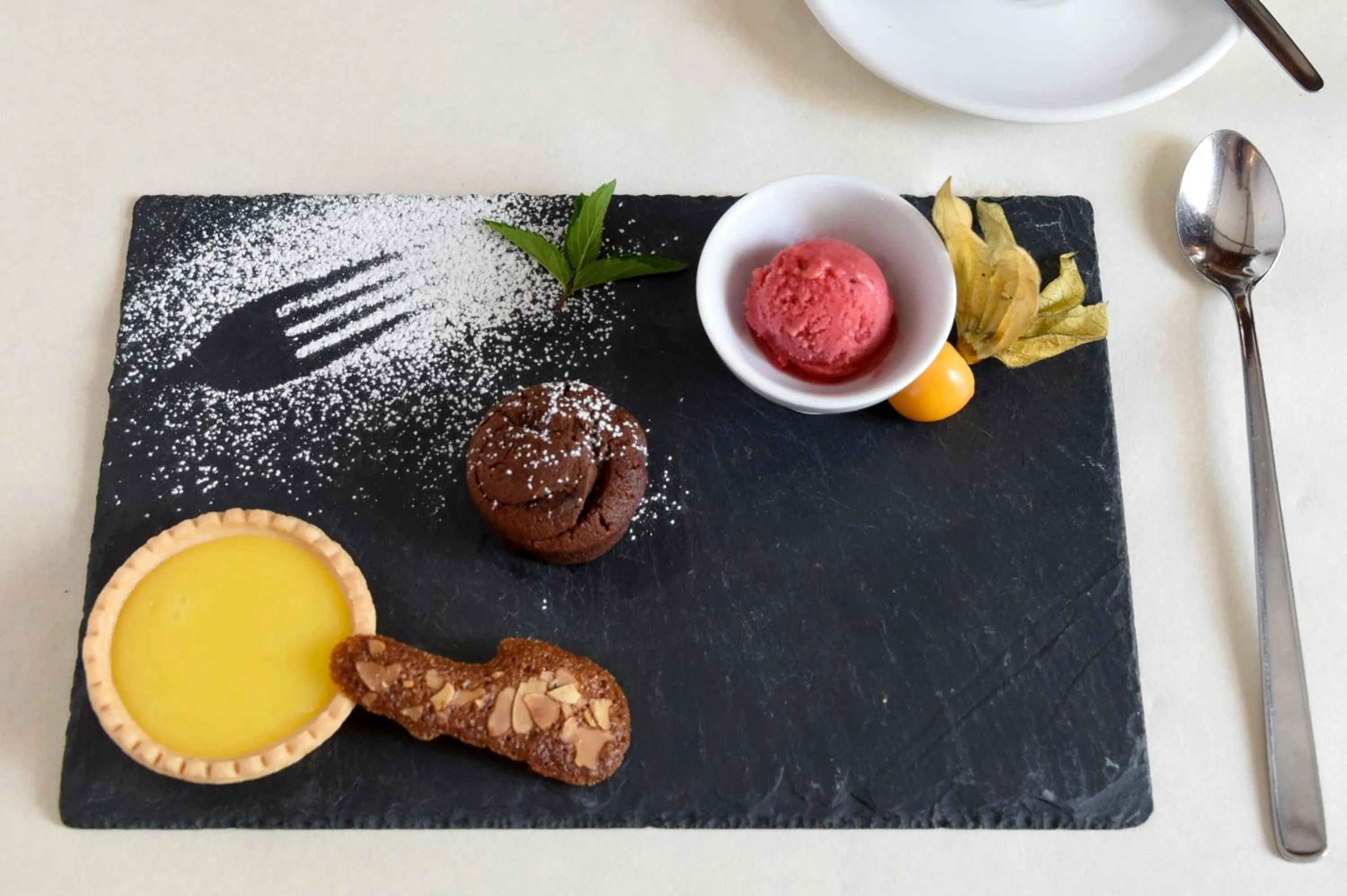 Food and drinks in Hôtel de l'Aigle