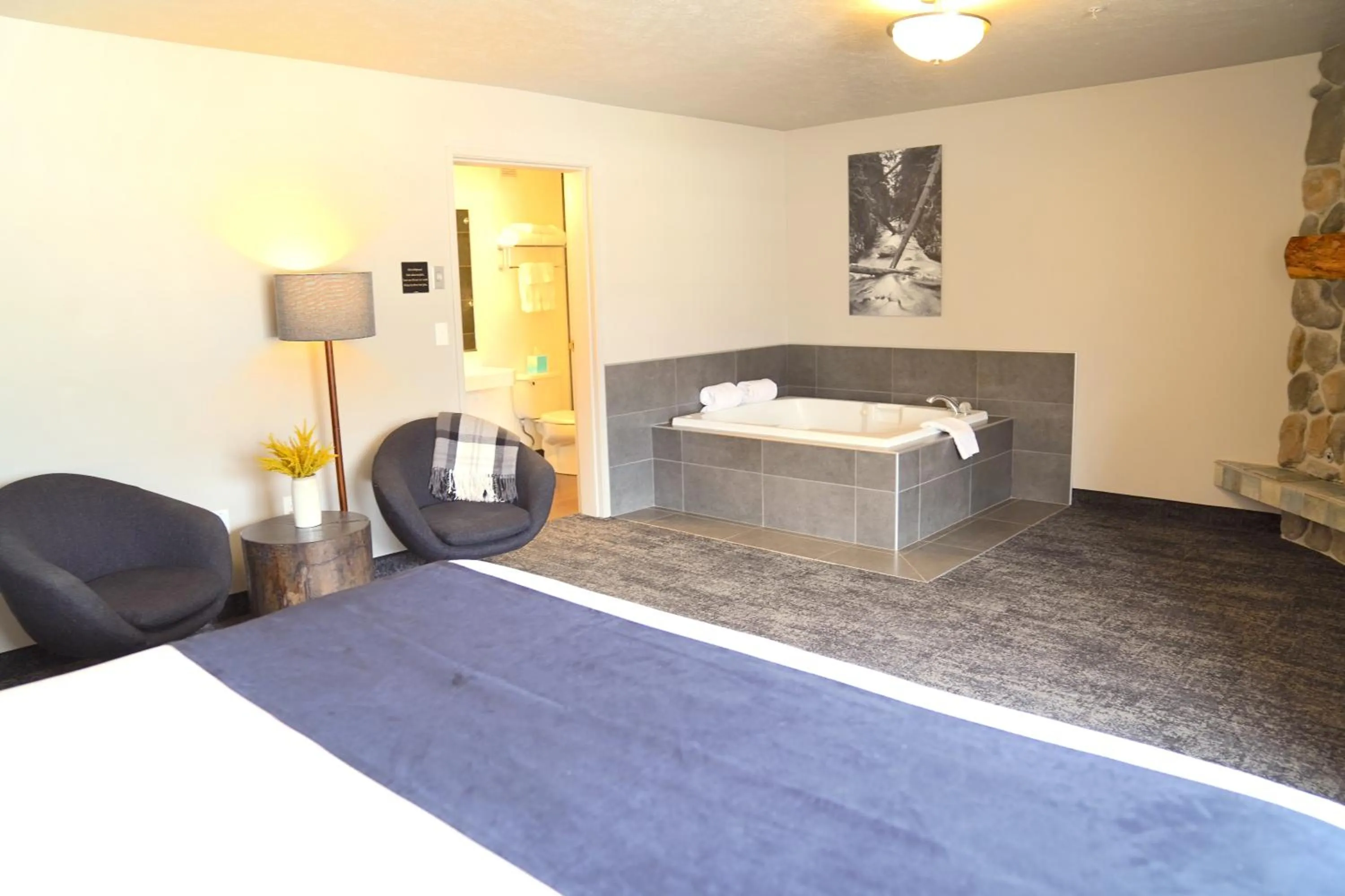 Bedroom, Bed in Hotel Ruby Sandpoint