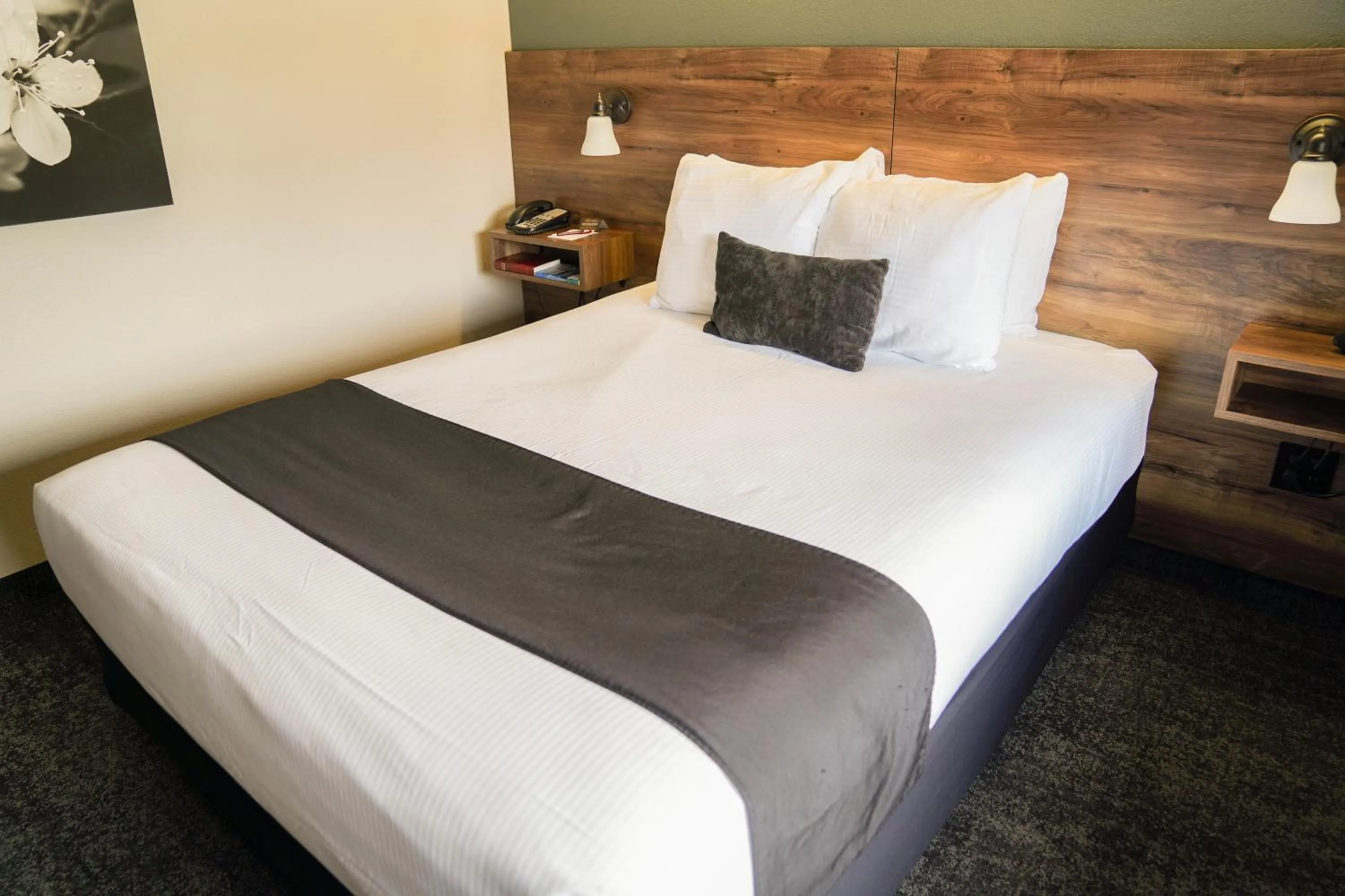 Bedroom, Bed in Hotel Ruby Sandpoint