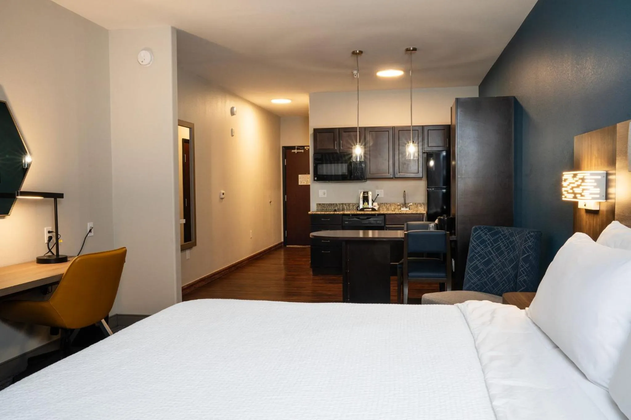 Photo of the whole room, Bed in Holiday Inn Express Las Cruces North by IHG