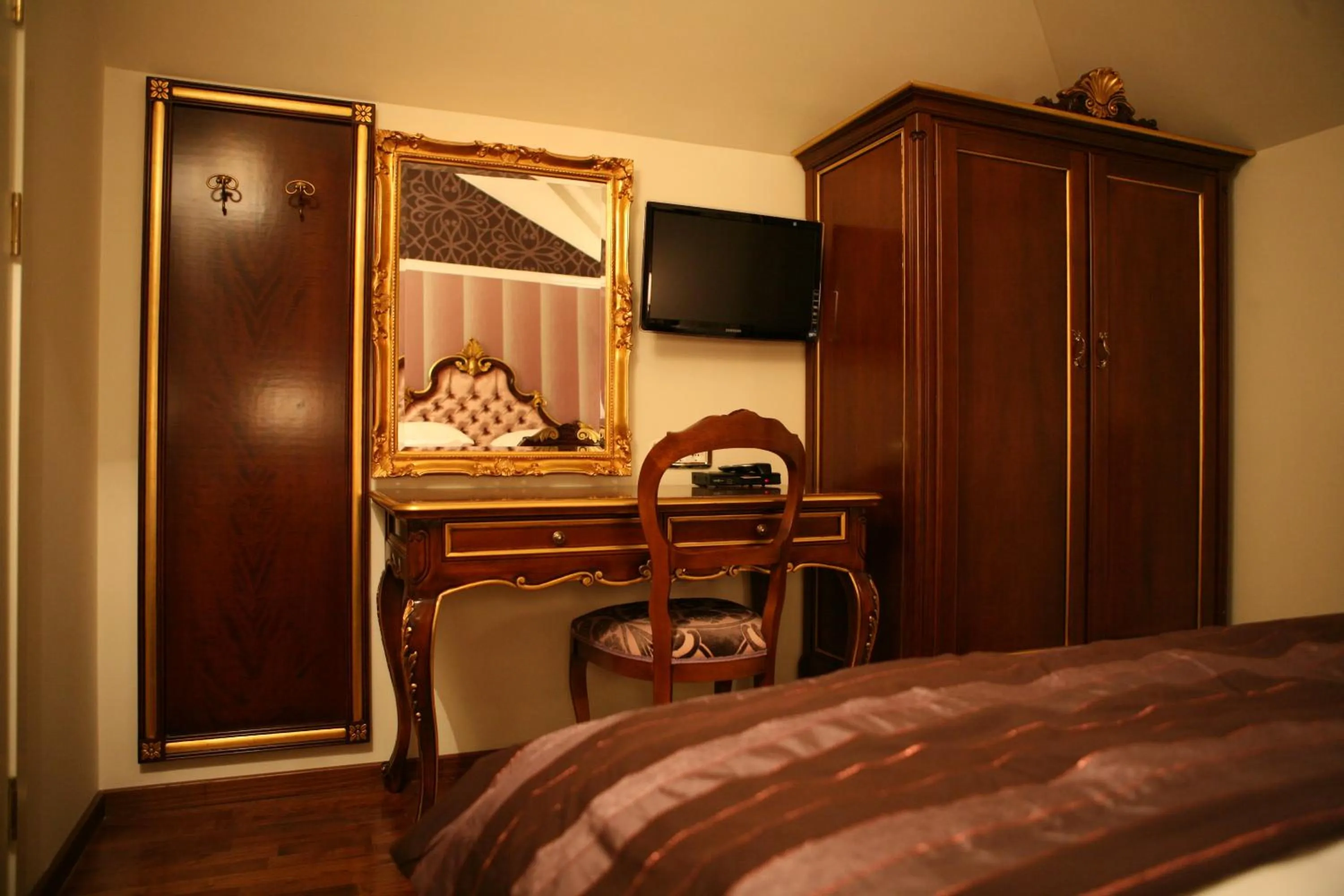 TV and multimedia, Bed in Hotel Villa Viktorija