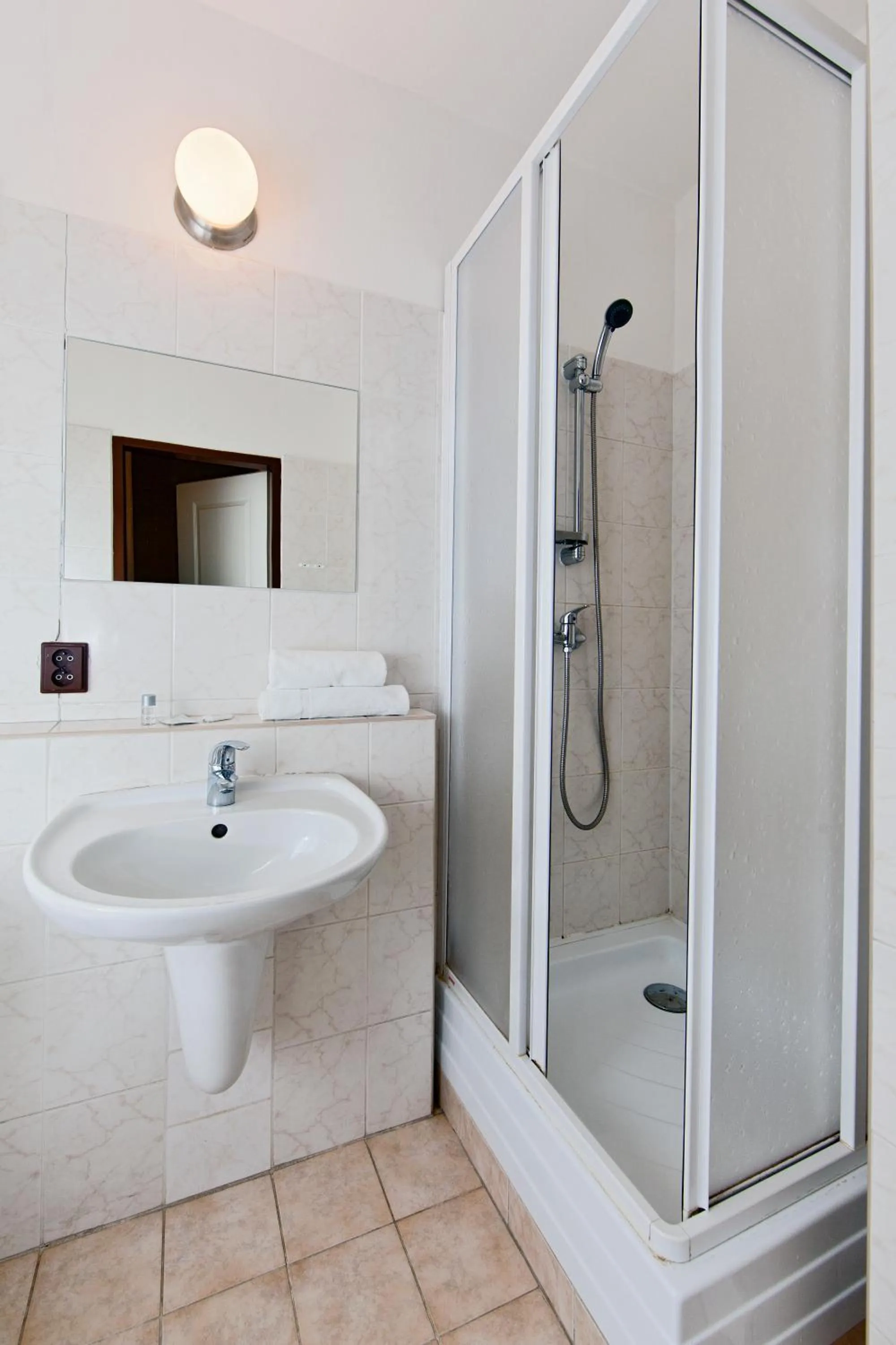 Shower in Hotel Wolf