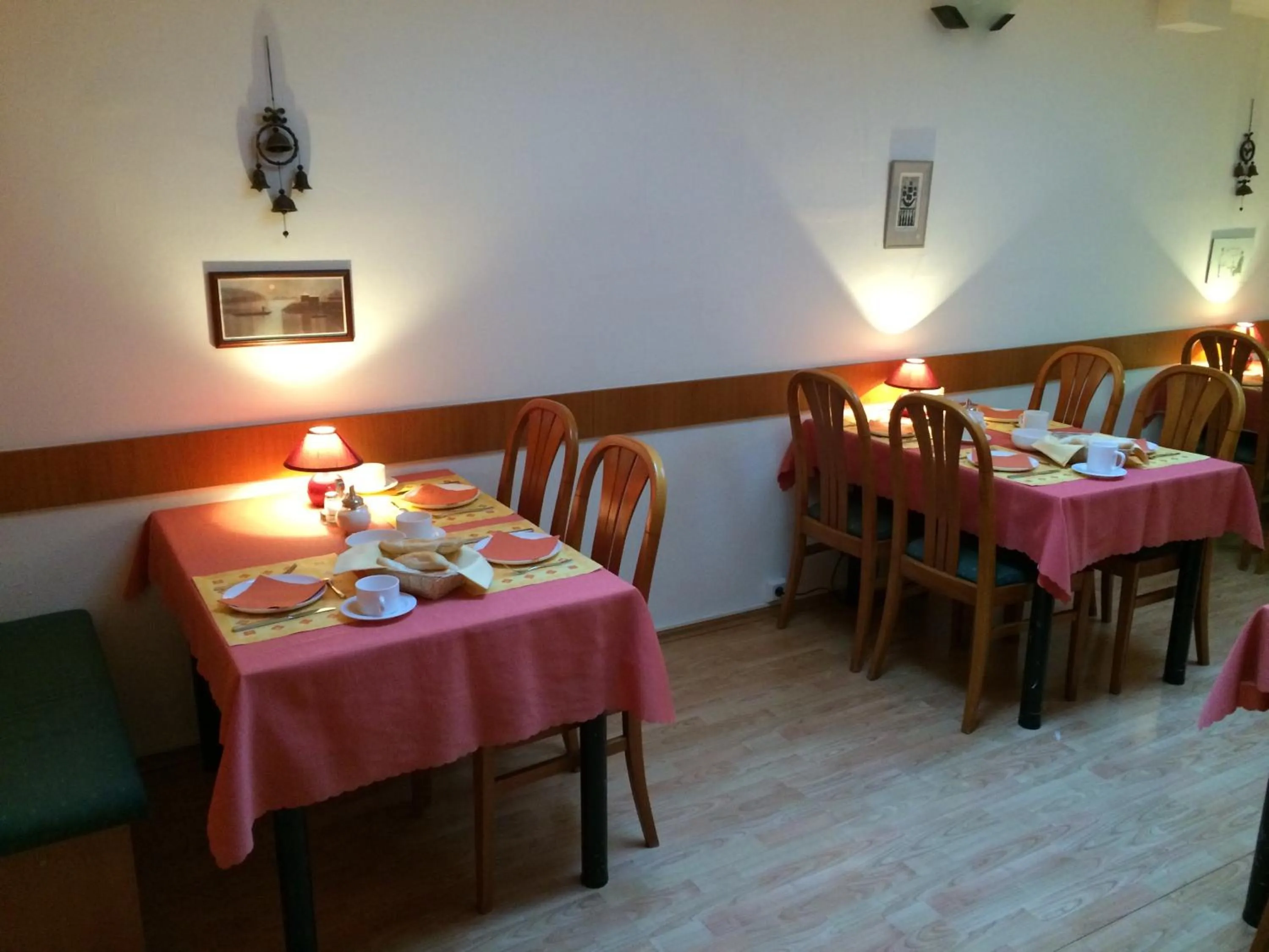 Restaurant/places to eat in Hotel Wolf