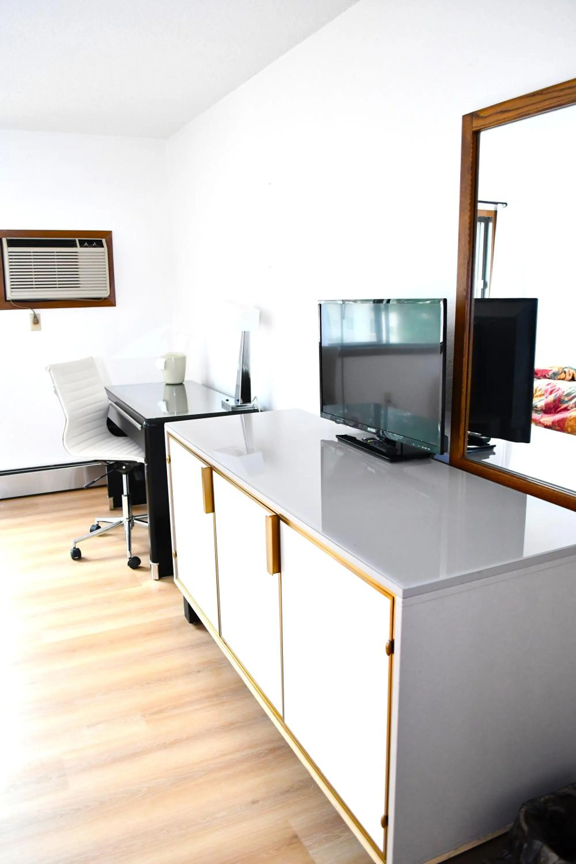 furniture in American Motel Waseca