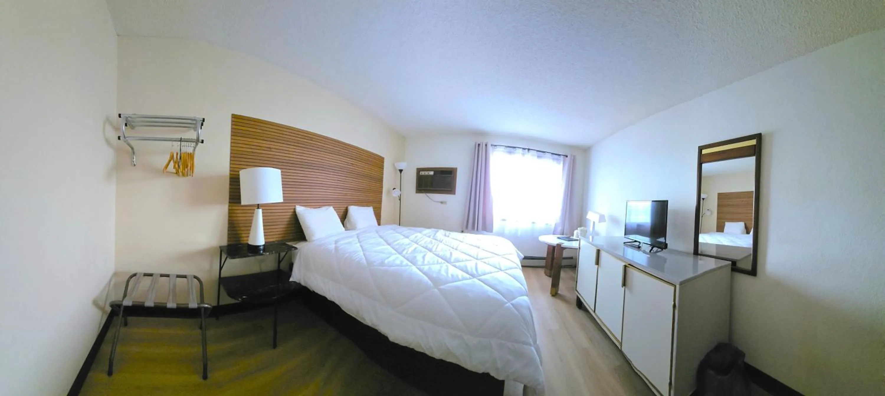 Bedroom, Bed in American Motel Waseca