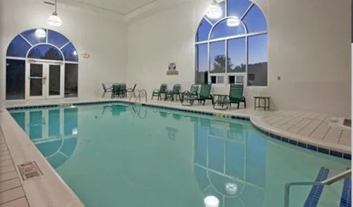 Swimming Pool in Country Inn & Suites by Radisson, Somerset, KY
