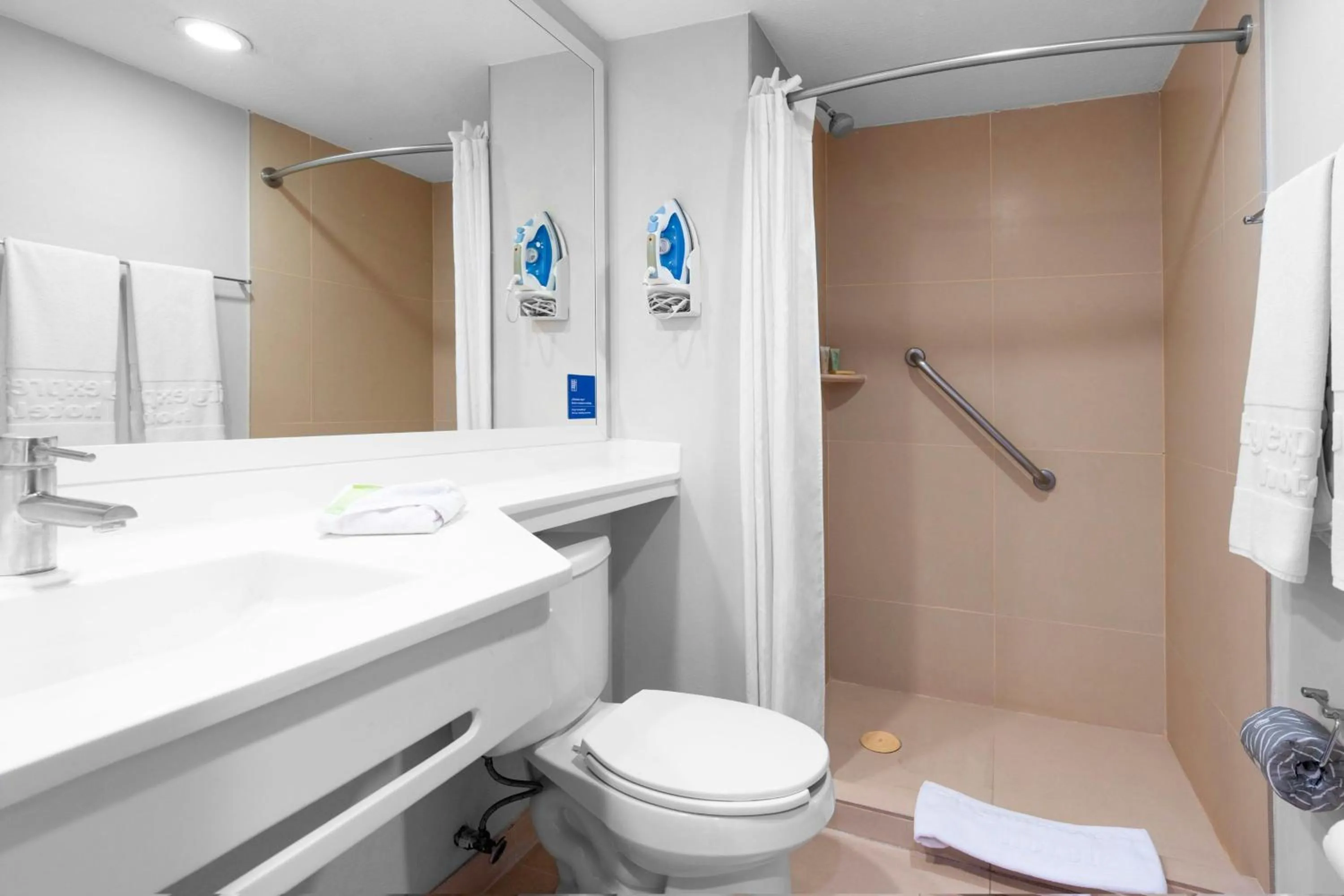 Bathroom in City Express by Marriott Aguascalientes Sur