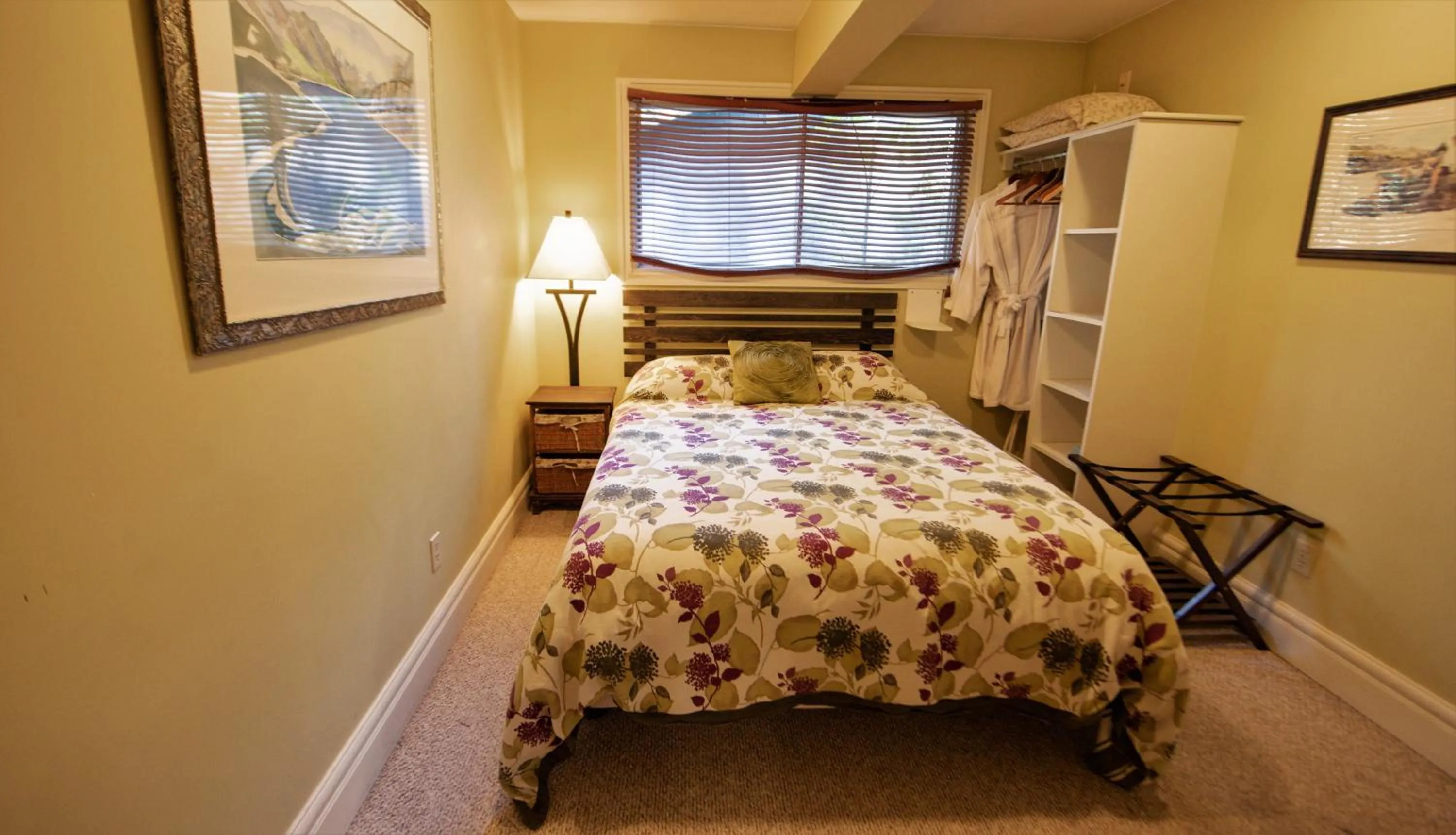 Bedroom, Bed in Auberge Kicking Horse Guest House