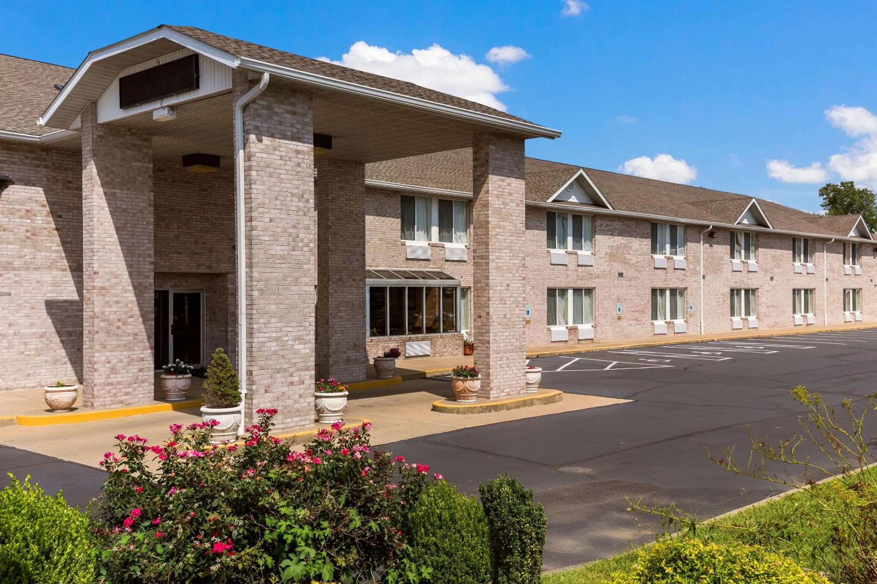 Property building in Econo Lodge Inn & Suites Fairview Heights St Louis