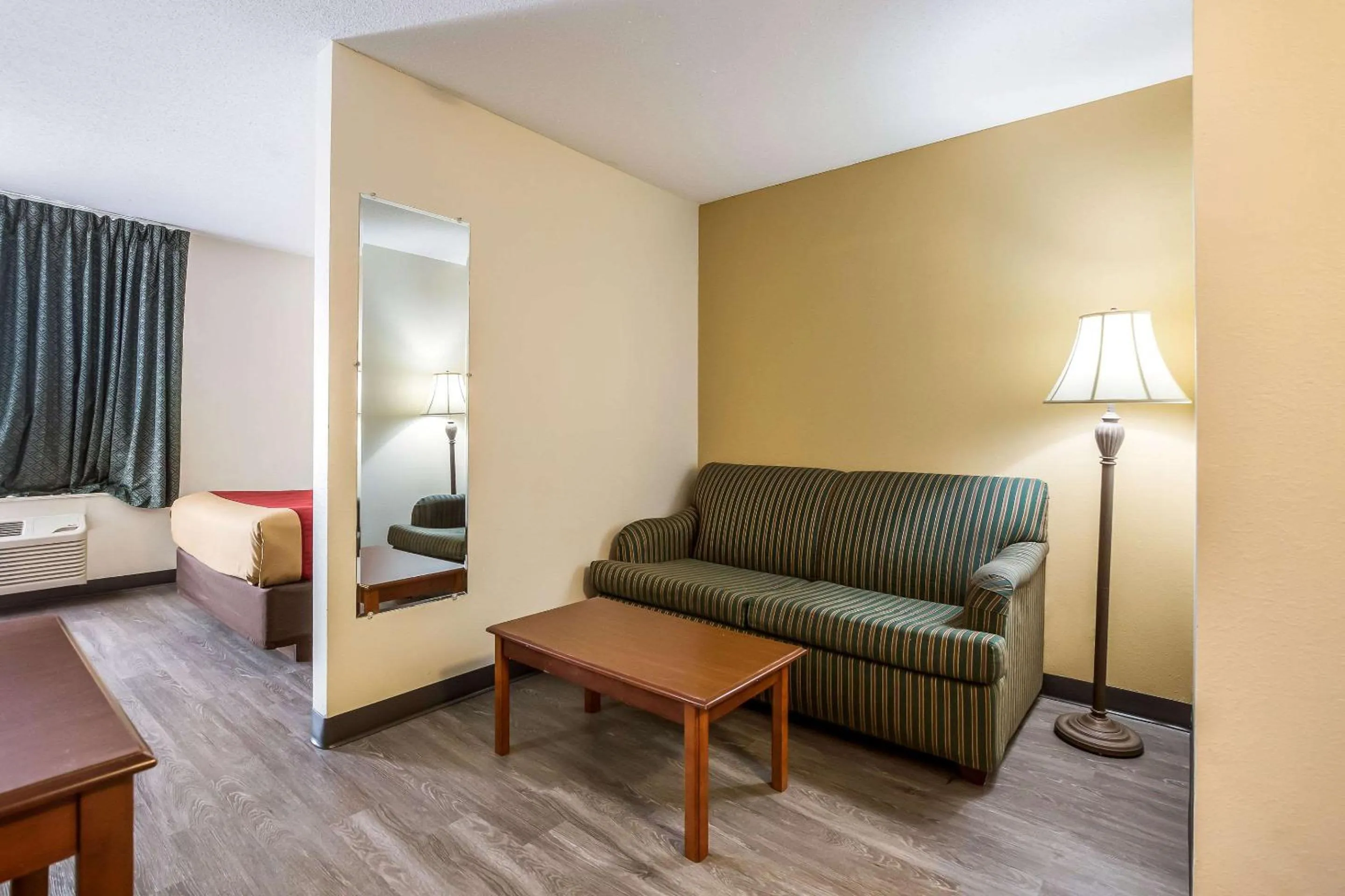 Photo of the whole room, Bed in Econo Lodge Inn & Suites Fairview Heights St Louis