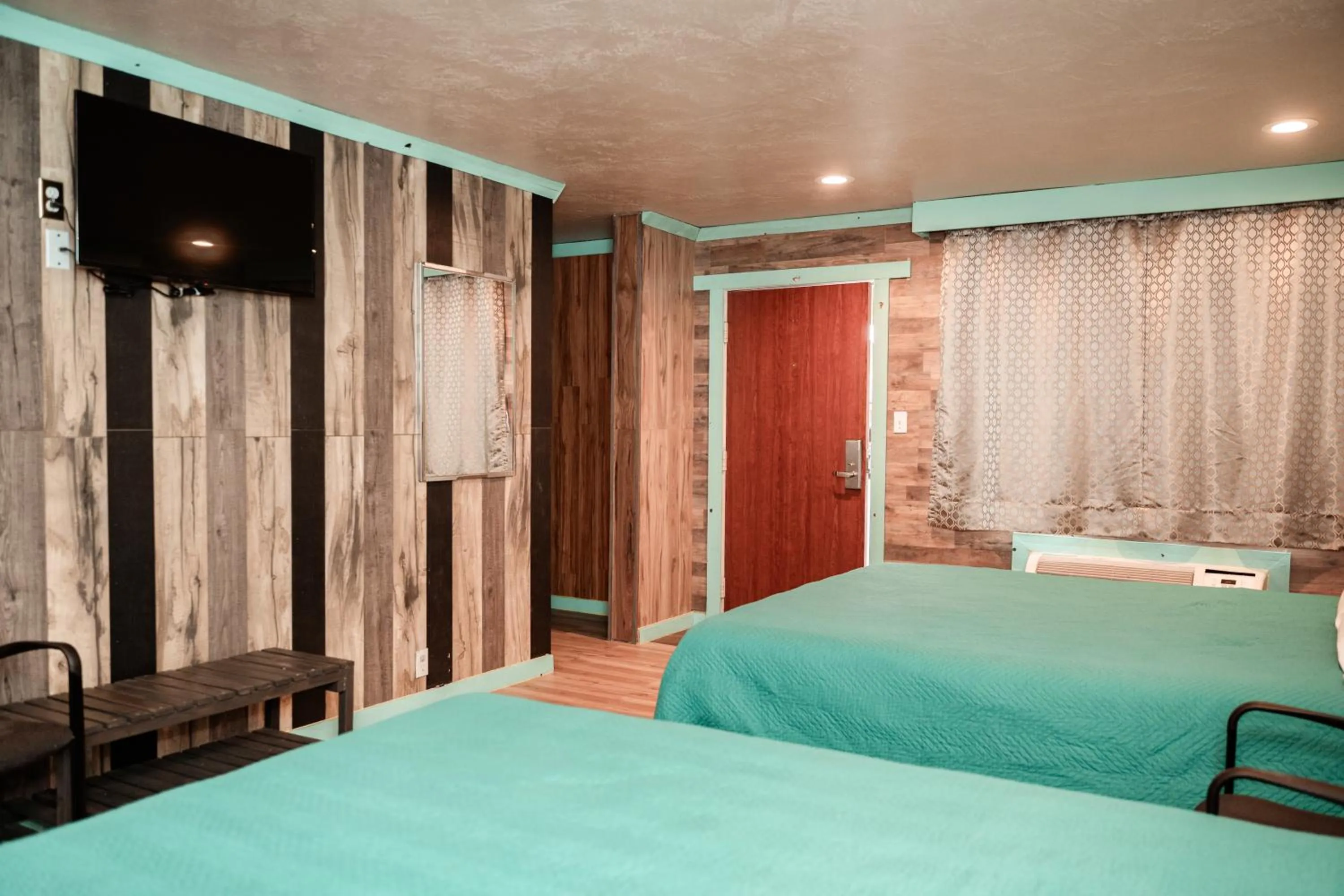 Bed in Provo Inn & Suites