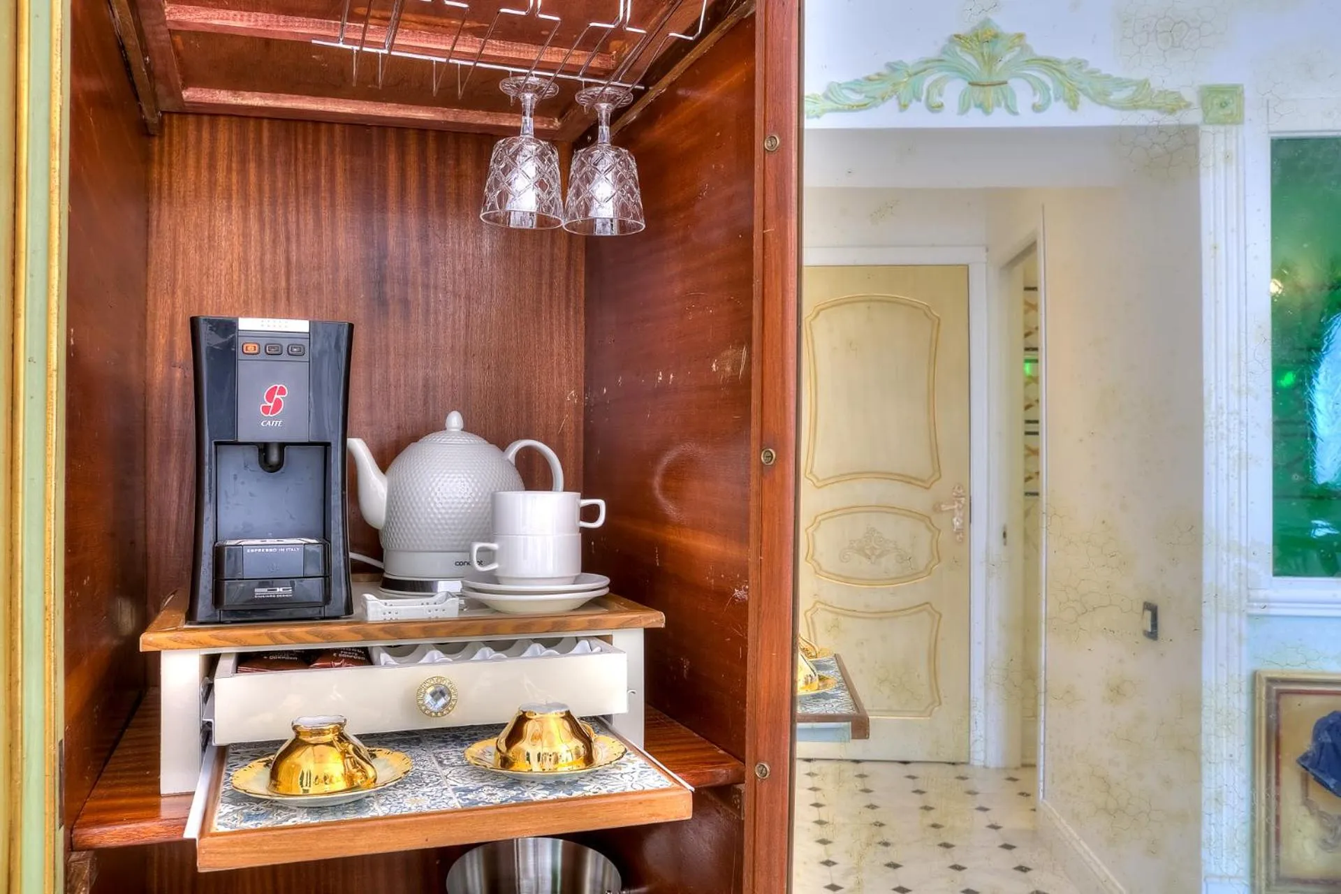 Coffee/tea facilities in ABA LUXURY B E B Nice
