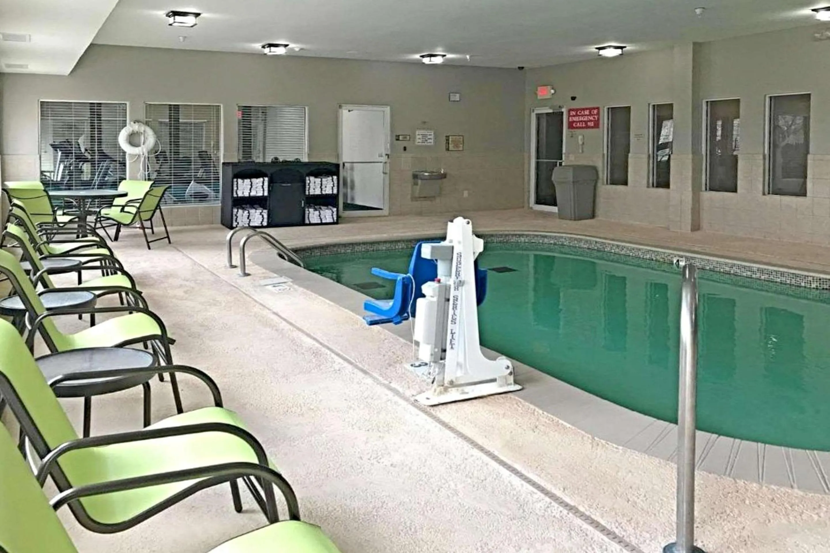 Swimming pool in Rodeway Inn & Suites
