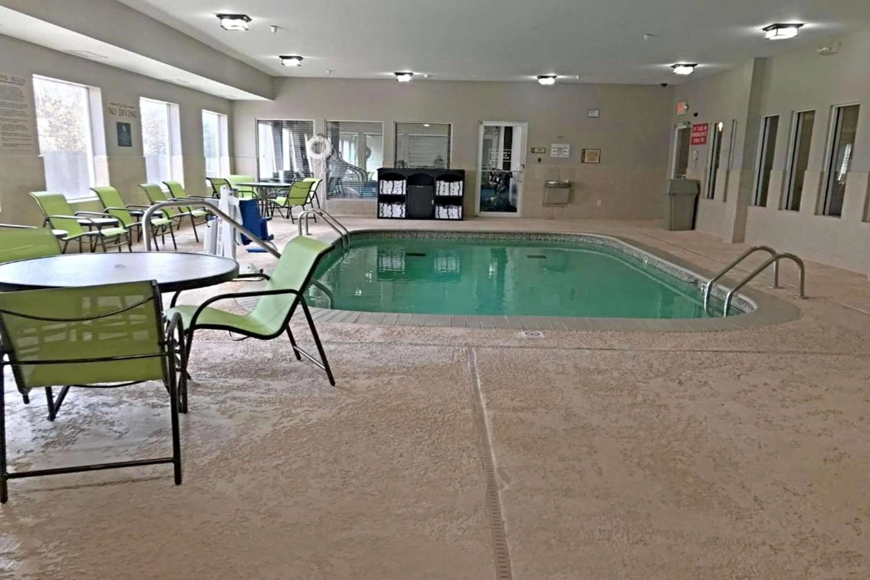 Swimming pool in Rodeway Inn & Suites