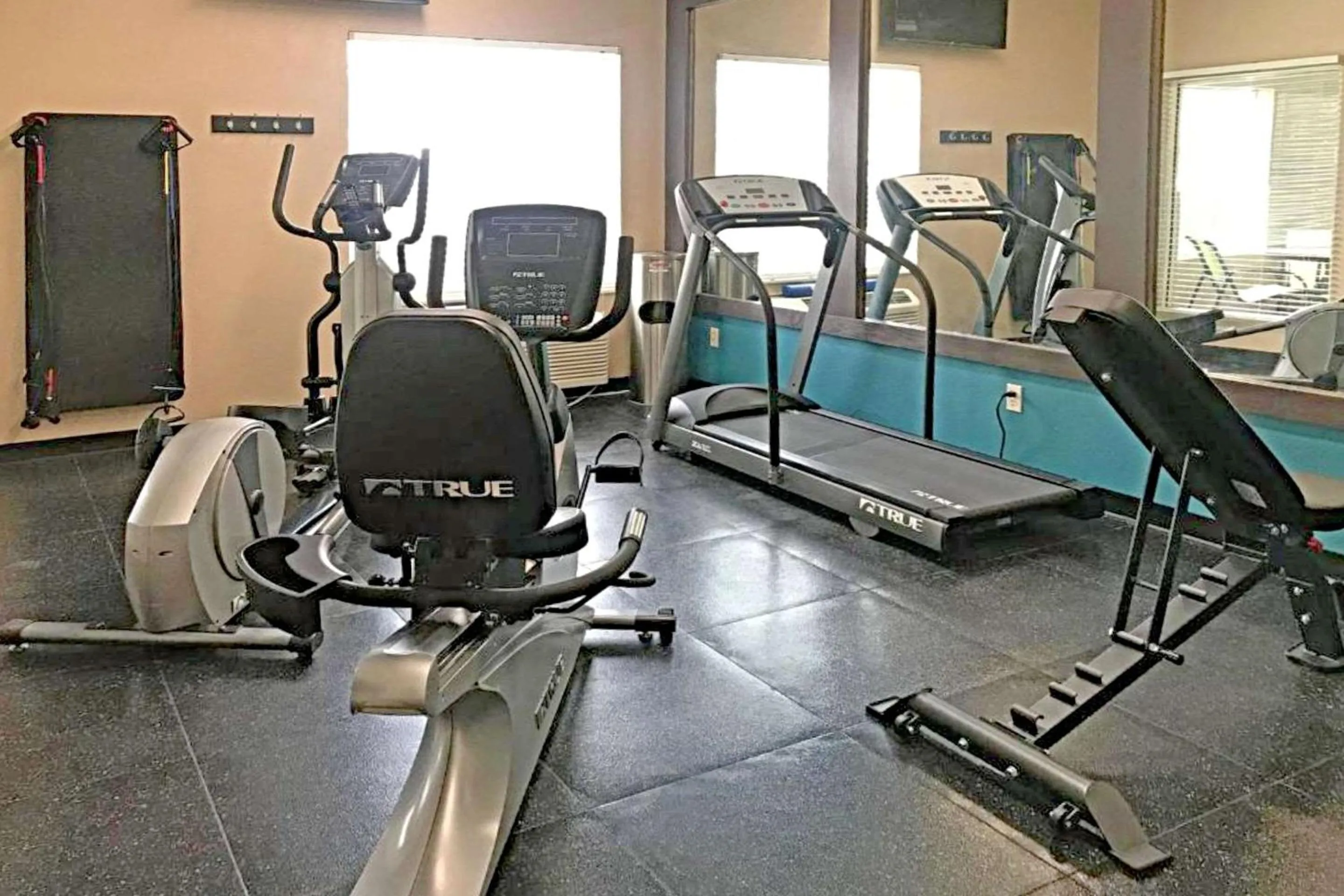 Fitness centre/facilities in Rodeway Inn & Suites