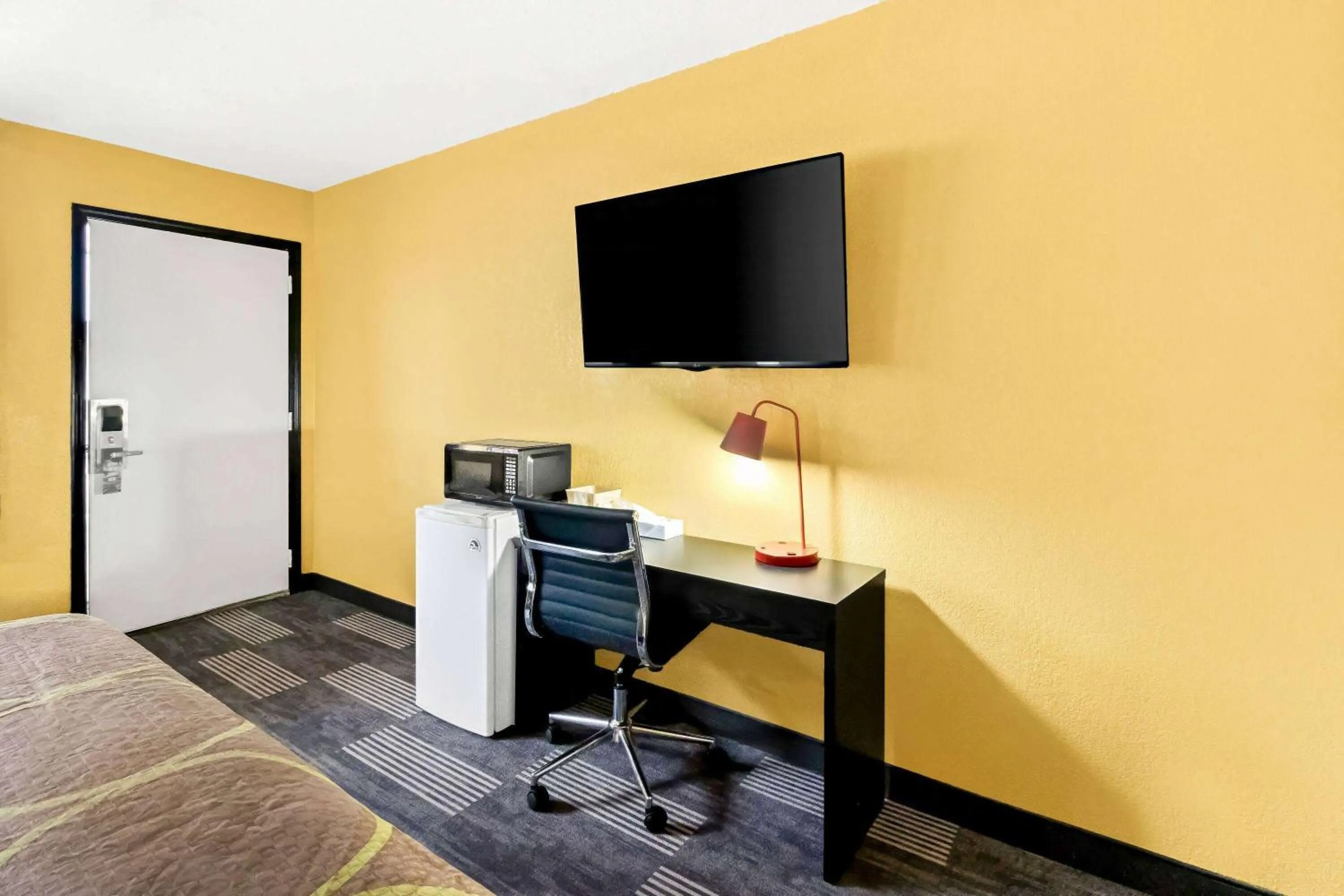 Bed in Super 8 by Wyndham Vandalia/Dayton International Airport