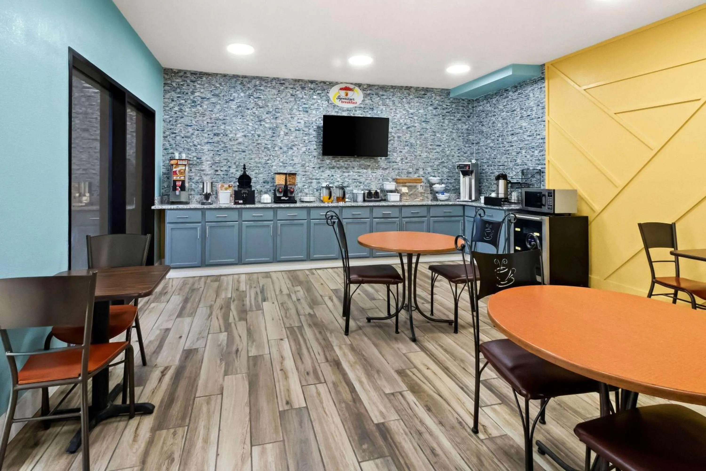 Restaurant/places to eat in Super 8 by Wyndham Vandalia/Dayton International Airport